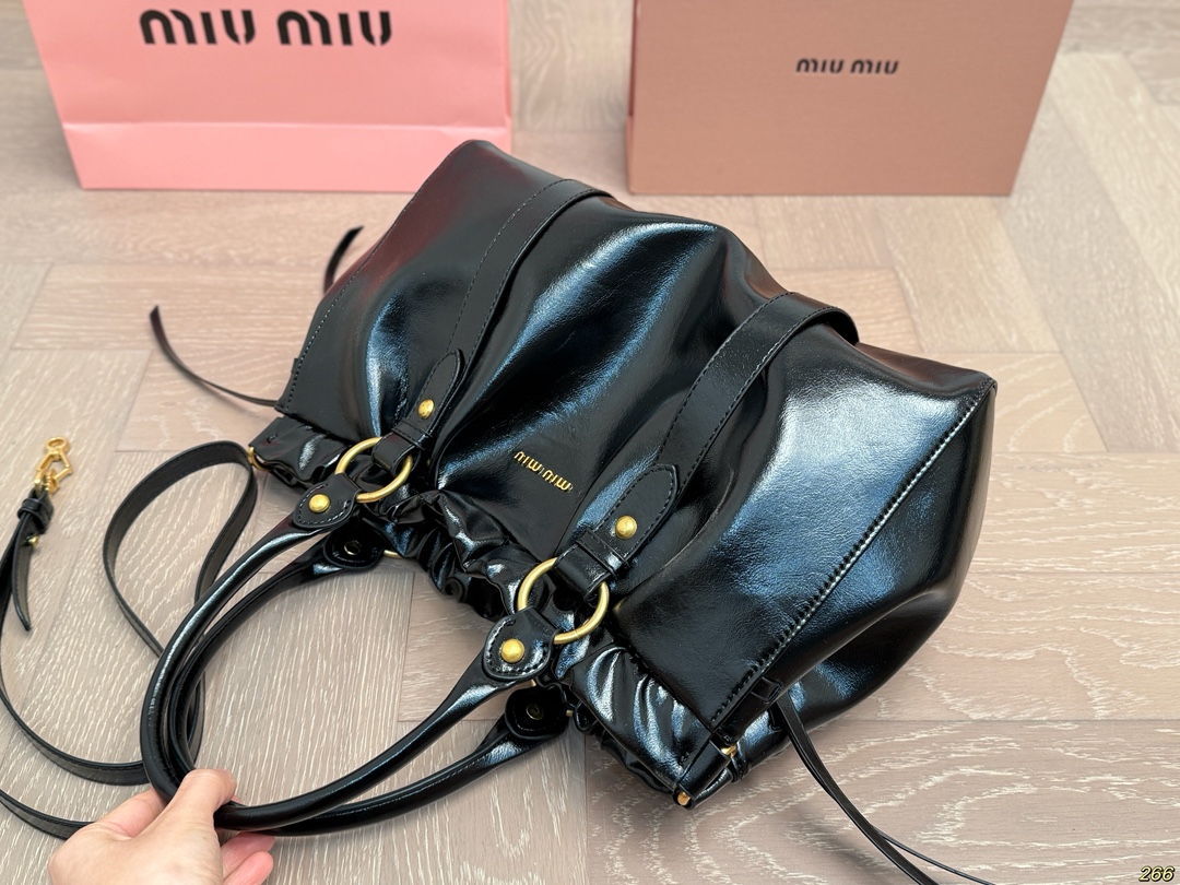 &yen;190 缪缪MIUMIU手提包 旅行出差旅游带它超方便 超级抢眼 爱了爱了 真是叫人无法抗拒 又美又能装！ 尺寸33 23