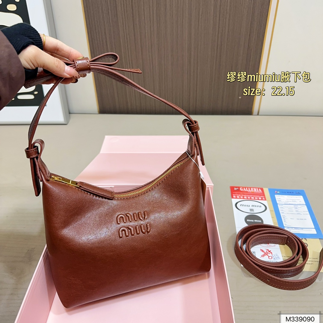 💰115（折叠盒） 尺寸22.15 MiuMiu缪缪腋下包 牛仔的材质随性且休闲！ 整体上手非常轻便～ 优雅贵气高级感并存！ 颜值爆表很好搭配👏