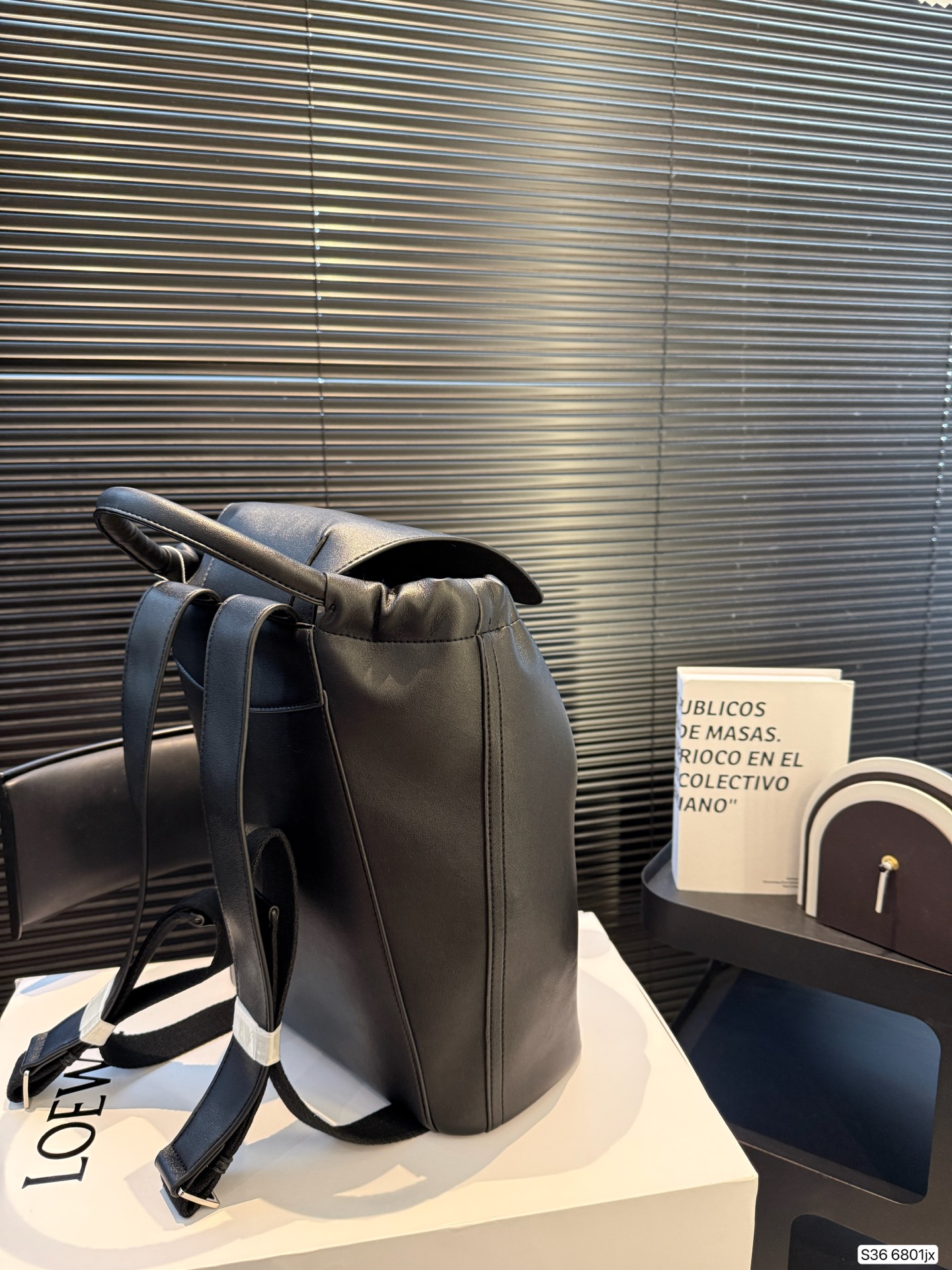 P230 配折叠盒罗意威双肩 Flamenco 背包自带复古千禧流线型实用日常设计，非正式学院风preppy style在风格上更加复古、休闲、实穿 #罗意威 #PreppyStyle #预科风 尺寸：25 33 货号6801