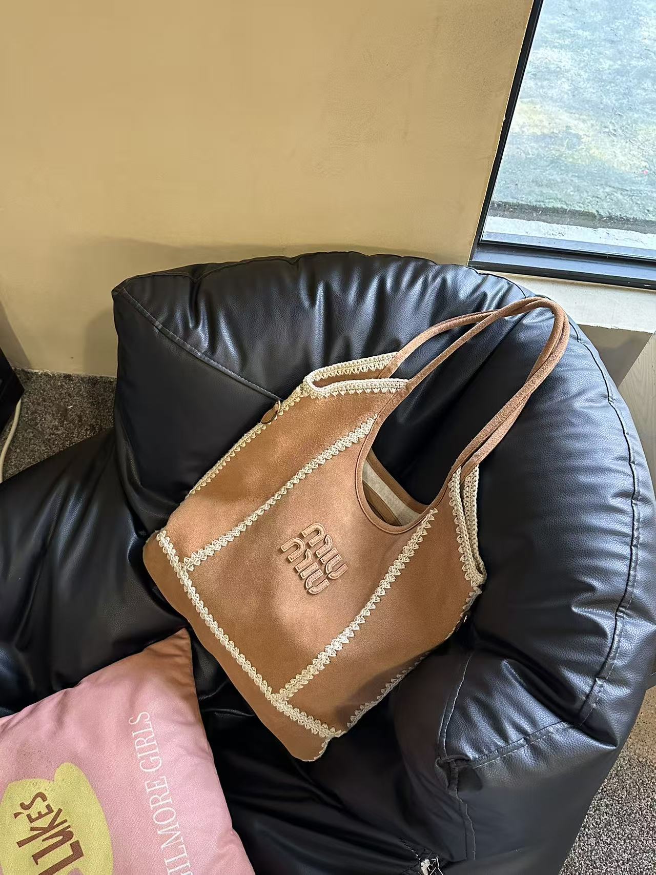 预售款💰288包邮❗ 【细节实拍】Mi* Mi*又双叒叕放大招～这次新款鹿皮包袋美到犯规 将柔软的鹿皮与精致的勾针工艺巧妙融合 堪称玩趣肌理与慵懒美学的经常碰撞 触感轻轻一摸细腻的不像话 勾线部分更是设计的绝绝子 intrcate的针法勾勒出别图案 细节里满是匠心巧思 这次推出的Wender跟ivy都是经典包型 实用性拉满💯 尺寸：35&times;40cm ❌不退不换慎重下单❌