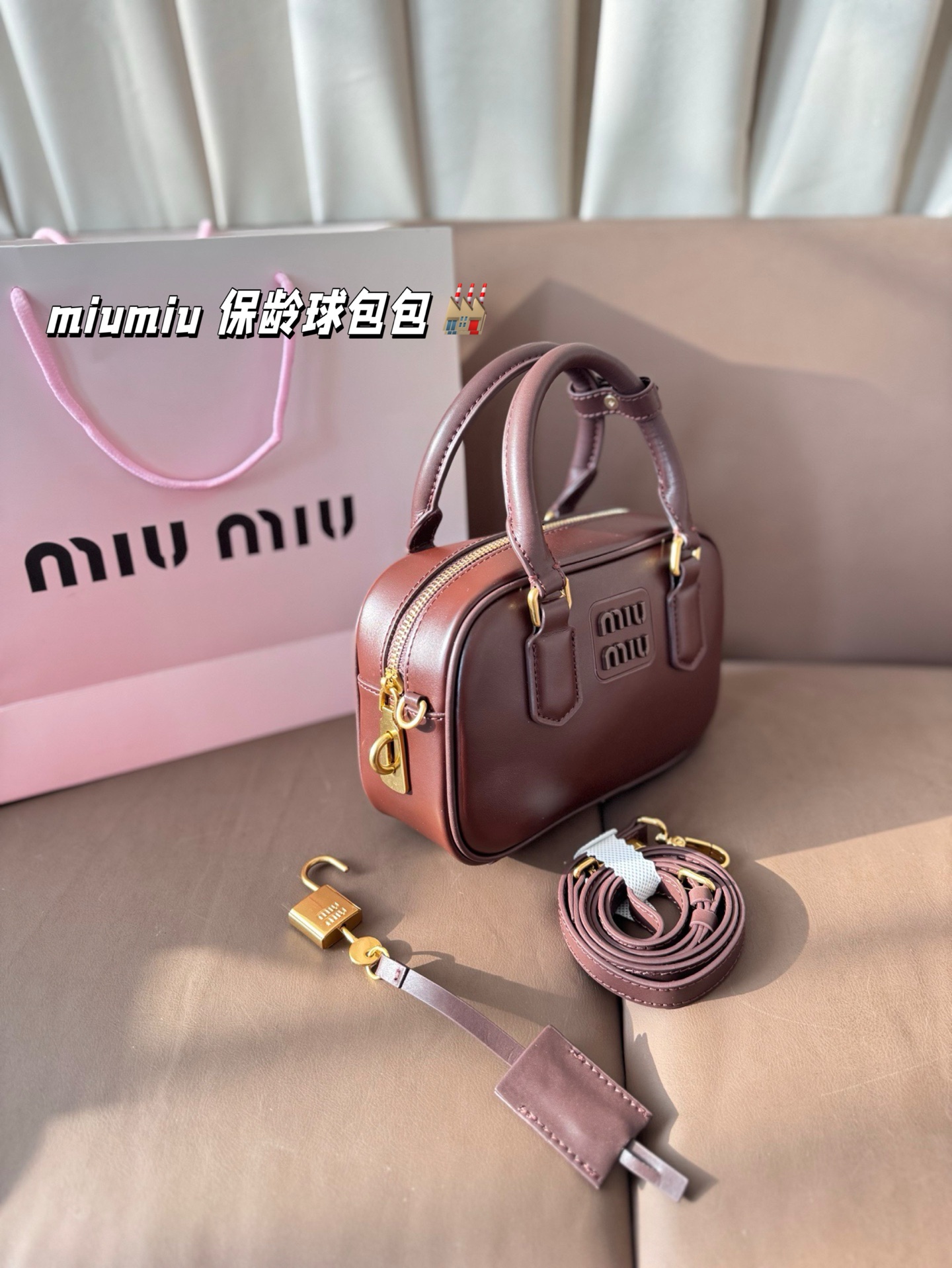 P225 缪缪 可盐可甜的女孩 miumiu 保龄球包包 好搭 什么风格都能驾驭 材质很柔软 容量也非常OK 复古俏皮的hobo包型 是近期几乎天天拿出门的包包！ 尺寸：21*14