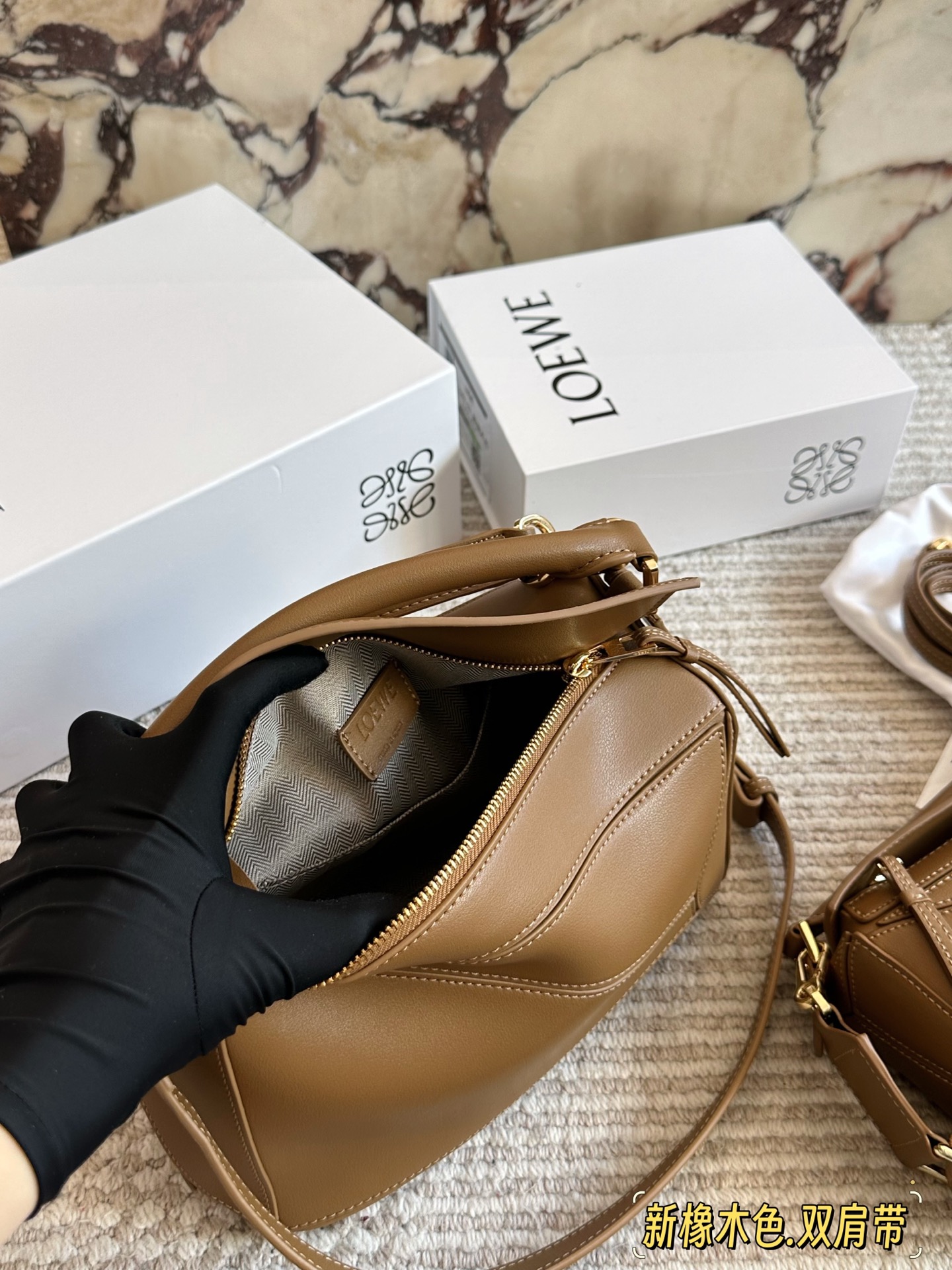 💰 260、💰230 配盒（双肩带） 尺寸：24*15cm（大） 18*10cm（迷你） loewe 几何包puzzle 真心是不能错过的， ⚠️牛皮品质🐂！ 完全hold住！ 罗意威|一根完美的肩带