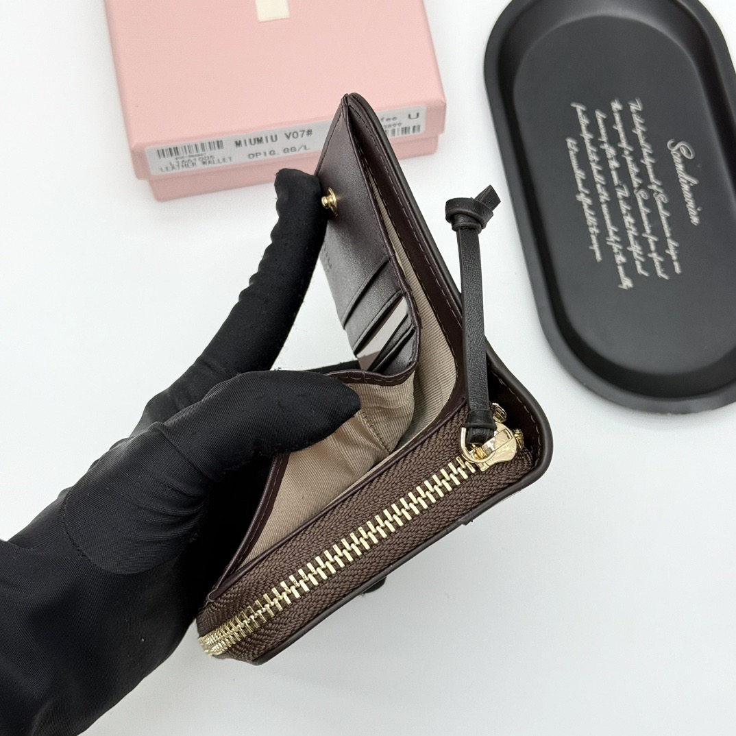 p100🎀miumiu V07🎀颜色 黑色 棕色 咖啡色🎀尺寸：10.5*10*3🎀miumiu专柜最新款火爆登场！采用头层牛皮，做工精致， 媲美专柜！多功能小钱包，超级精致时尚！