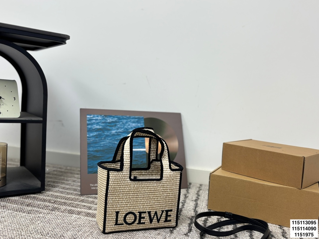 p125 p120 p115无盒 罗意威编织托特包 Paulas's 1biza 夏日海岛系列推出了草编托特包包巧妙融合了托特的商务之前线条和草编的夏日风情，加上Loewe粗体大logo 真的很难不爱 尺寸30.22/24.17/20.13