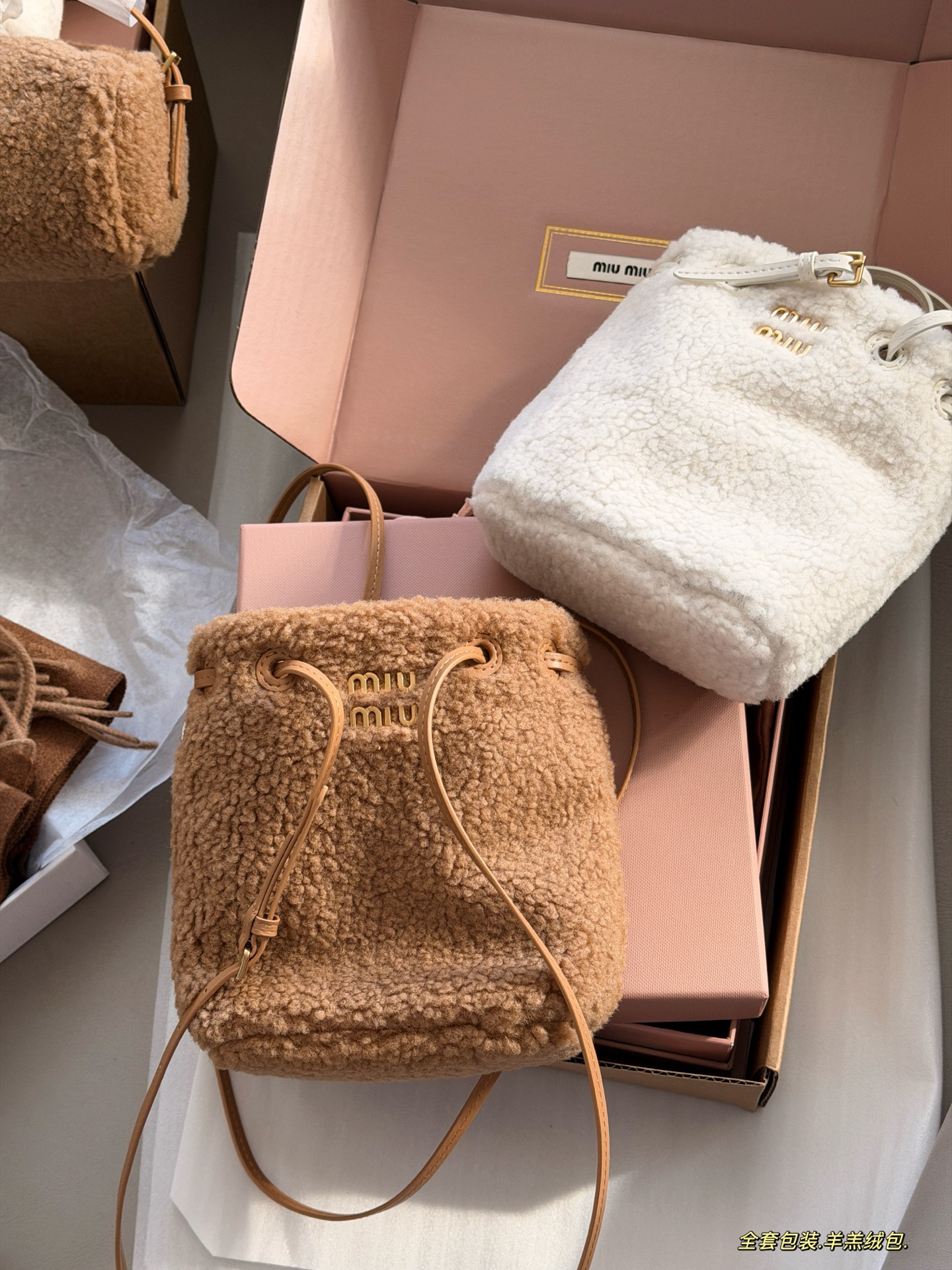💰195 全套包装 size：18*17cm miumiu的小福袋 羊羔绒包 性价比也太高了！ 质感超软糯 节日氛围感满满秋冬季的独乐乐