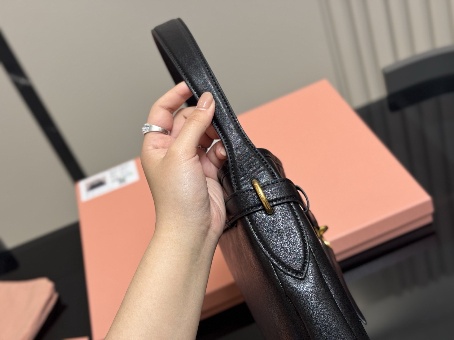 &yen;195 &yen;200 配盒 Size:34cm 40cm Miumiu2025春夏系列包袋， 包包依旧吸引人~ 隔着屏幕都能感受到皮质的细腻巨巨巨高级感～ aventure nappa腋下包石楠木色看似平平无奇却意外的好搭