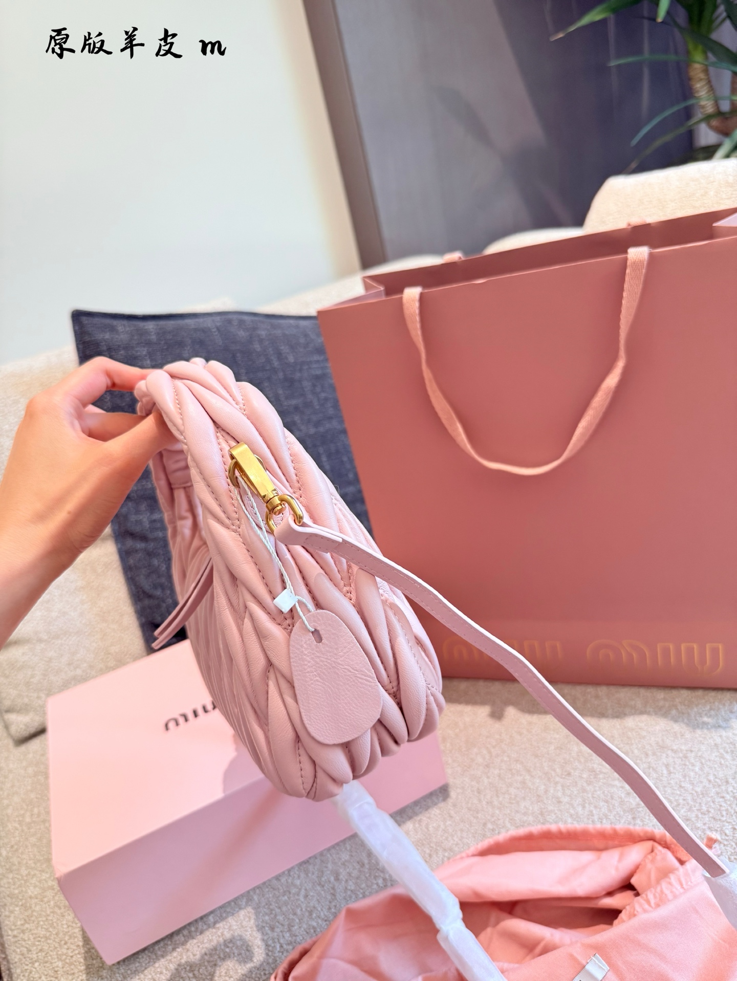 p240羊皮hobo月牙包 红红火火恍恍惚惚缪缪出街啦~ 芜湖~好看的缪缪miumiu小号hobo 小号是专柜里卖得最好的的尺寸，容量大小合适，轻 经典的褶皱羊皮， 软软的好有质感 搭配衣服真的吼吼看~一秒时尚感千金风拉满红色也很显眼，好多场合都可以搭配 张元英同款~~~ #miumiu包#miumiu包 #美包23cm折叠盒包装