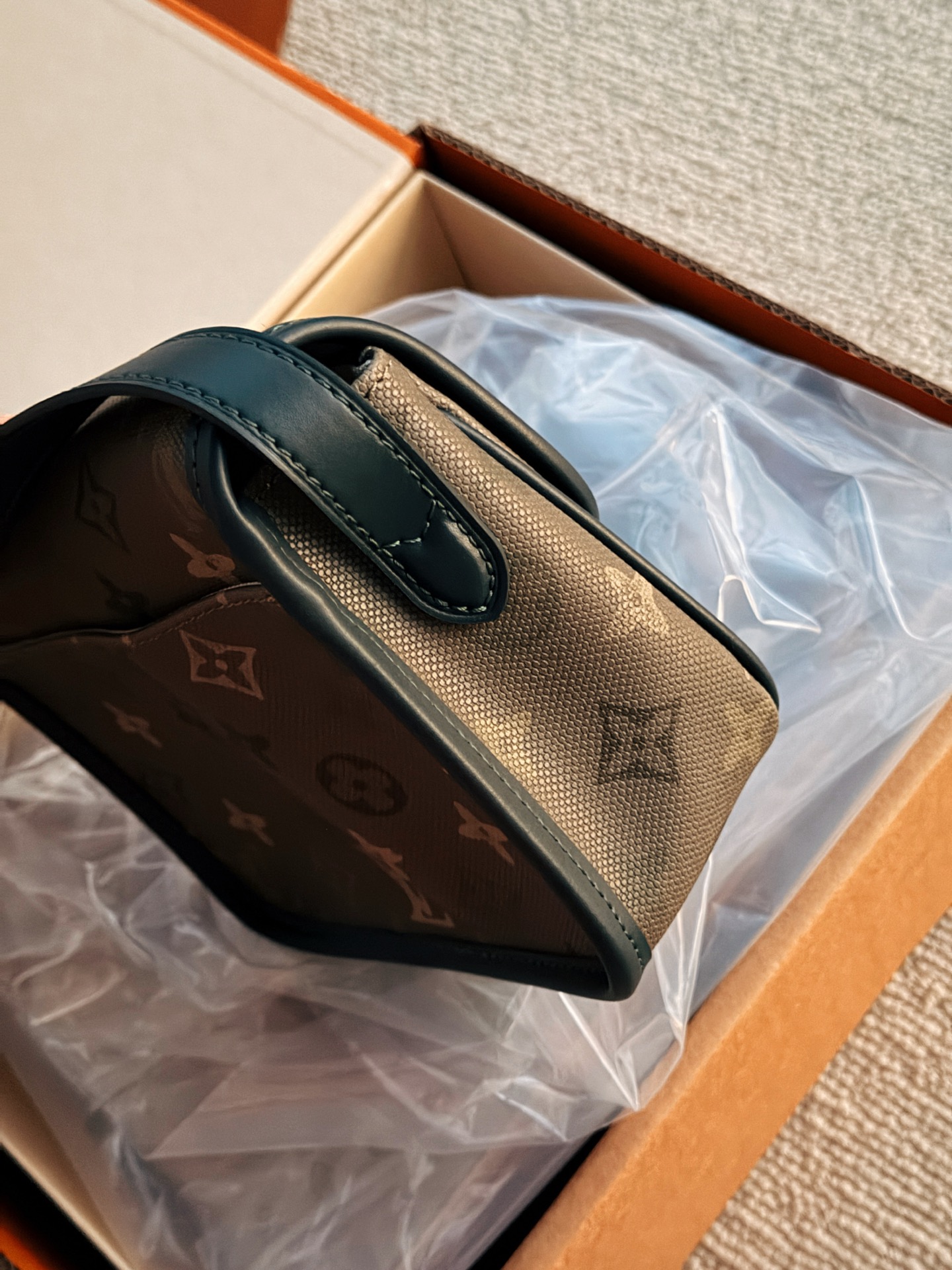 💰200 配盒 全钢五金 size：20*14cm L家 邮差包男包新品！ 新款的 绿色Satchel小邮差包 不大不小容量还十分可观!!!自带复古学院气息!很有vintage的感觉!九月份新款买它就够了!!!!