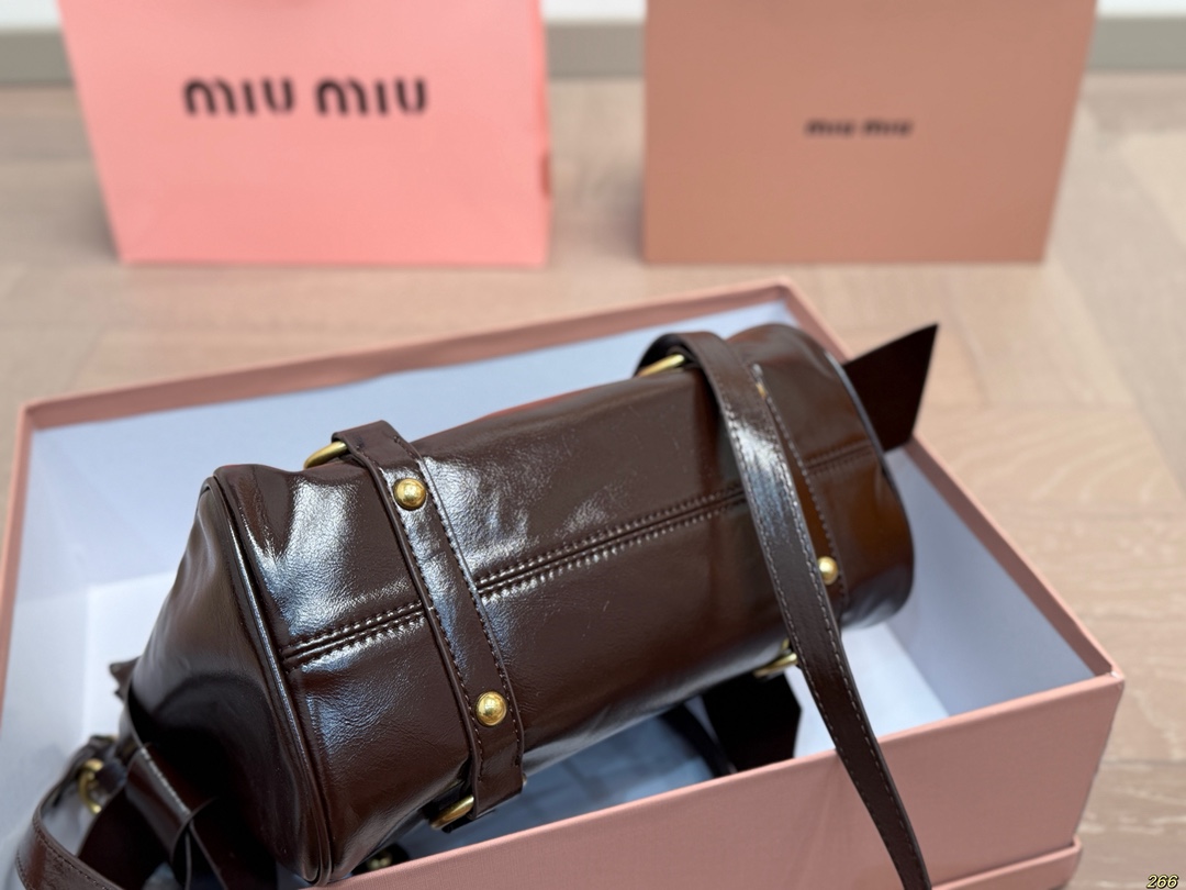 &yen;190配盒 缪缪MIUMIU手提包 旅行出差旅游带它超方便 超级抢眼 爱了爱了 真是叫人无法抗拒 又美又能装！ 尺寸26 20