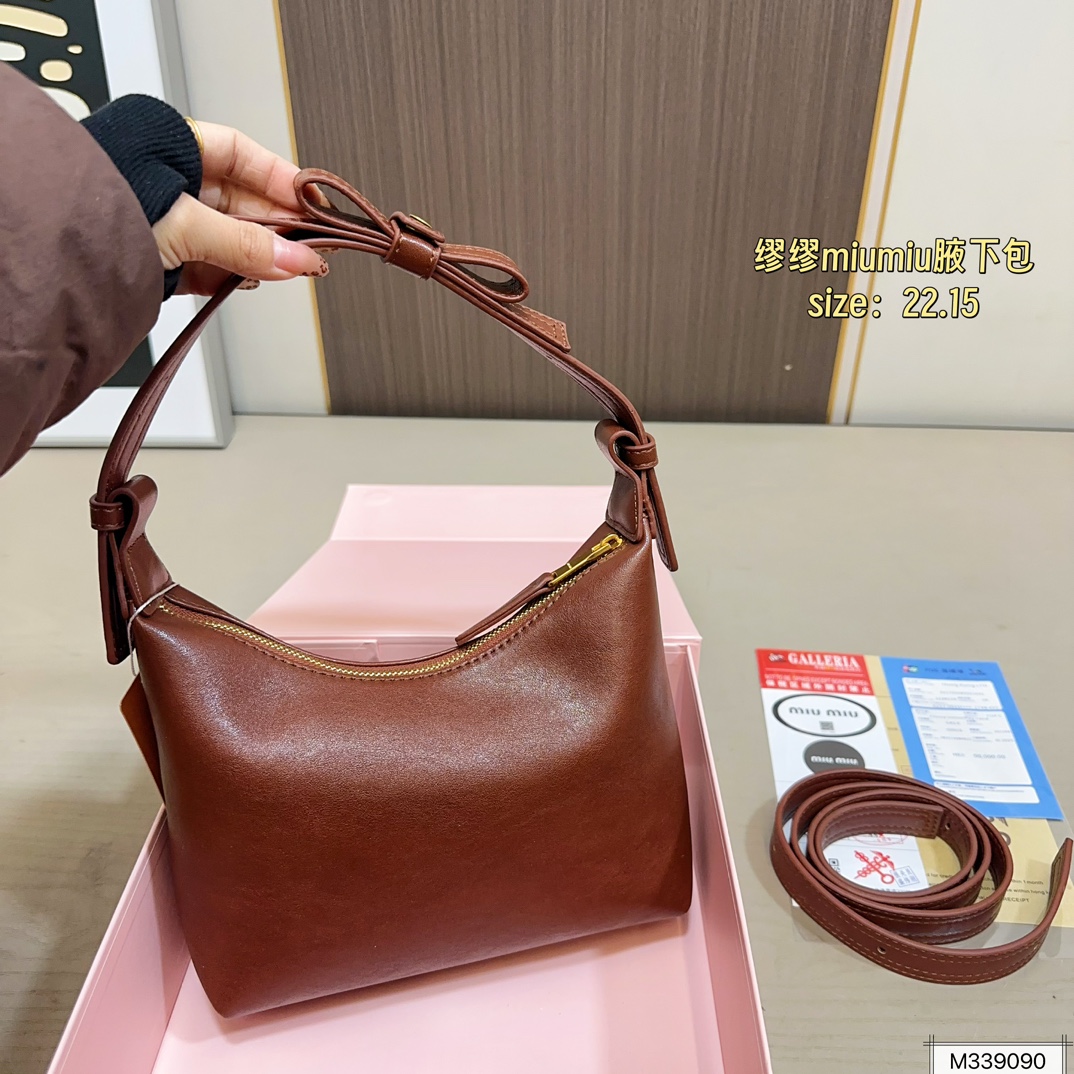 💰115（折叠盒） 尺寸22.15 MiuMiu缪缪腋下包 牛仔的材质随性且休闲！ 整体上手非常轻便～ 优雅贵气高级感并存！ 颜值爆表很好搭配👏