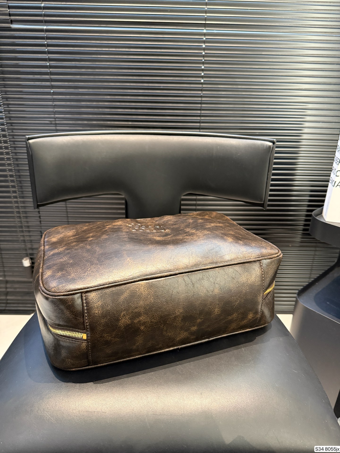 P220 缪缪MIUMIU 保龄球手提包 轻轻松松高级感 包包手感巨好容量也很不赖 简单却又不失华丽 不要觉得会炸眼太高调了什么的 根本不会！ 在你的精简穿搭上简直就是点睛之笔 尺寸：34 23 货号8055