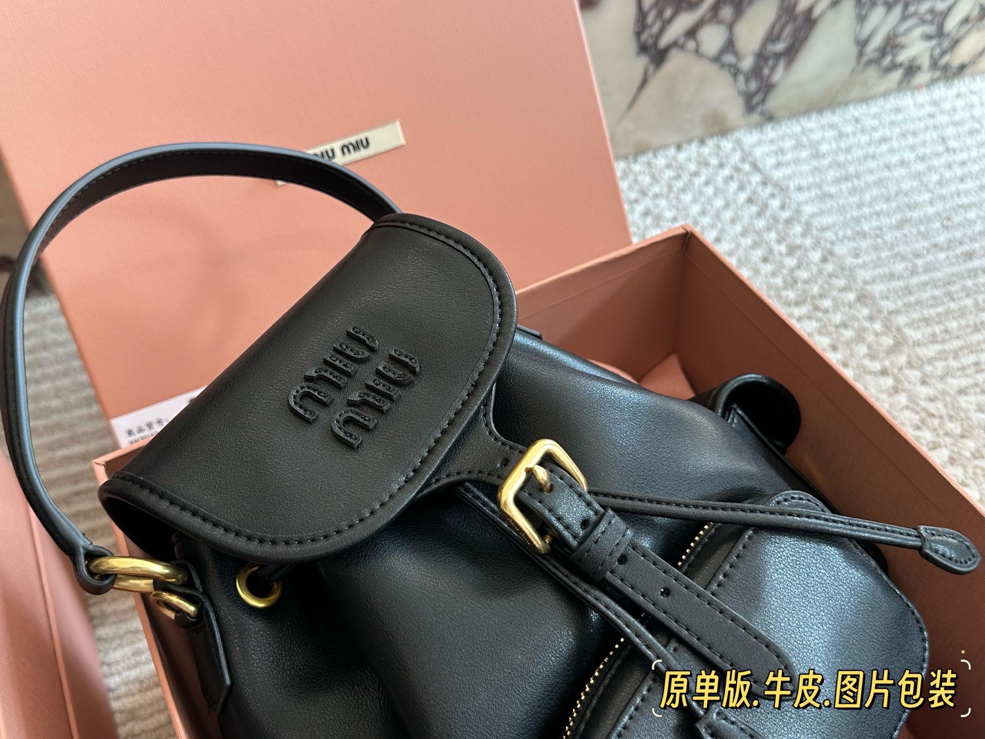 💰285、💰275 miumiu双肩包 又一季特别美丽的MiuMiu 今天去看了Miu Miu 2025春夏系列的预览。尽管上海一夜之间大幅降温,白天阳光依旧非常充沛美丽一就像一 如既往可可爱爱的Miu Miu四 所以下一季的流行风向,自然隐藏在Miu Miu 25春夏的各个角落。尺寸30*30cm/22*21cm