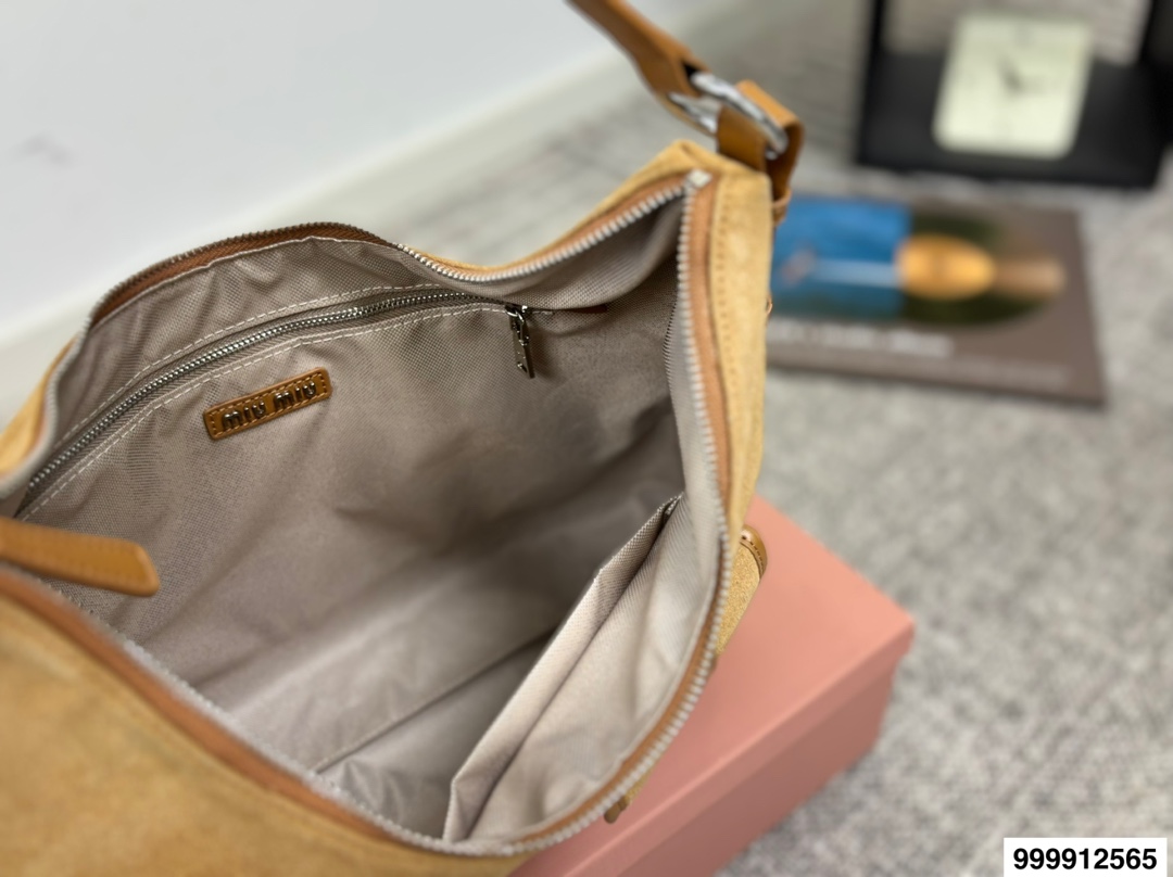 p175 超纤密封包装 缪缪腋下 miumiu特别的包包。大多包型的设计都是偏简单、基础的，只是当时颜色和材质的运用，让人觉得每款包包都有一个创意点 #miumiu #腰包 #MIUMIU # 尺寸35 24