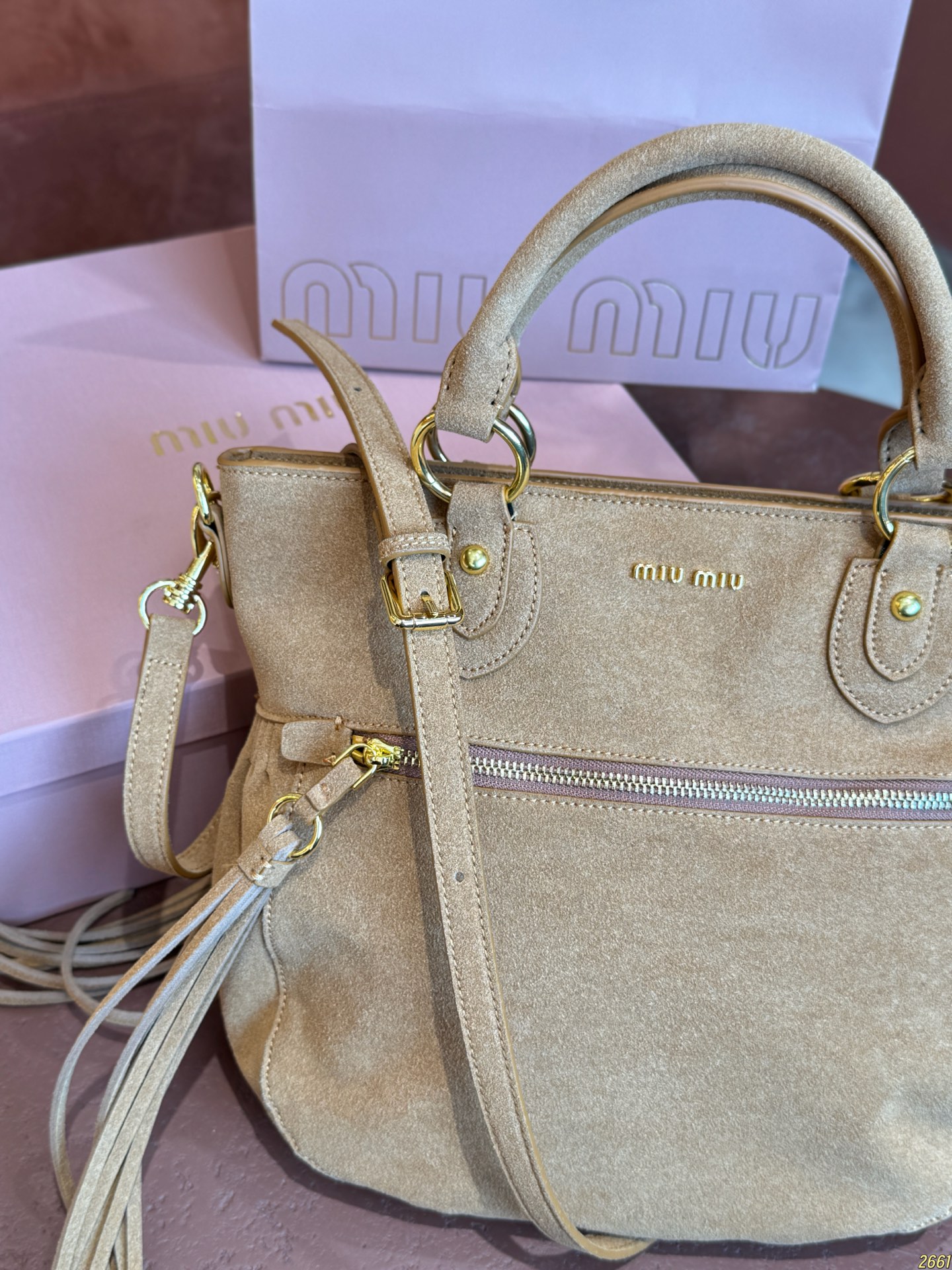 &yen;200配折叠盒⚠️尺寸30*26 MIUMIU Aventure麂皮托特包 简洁大方的设计，既能装下日常出行的必需品又能作为造型的点睛之笔，提升整体的高级感出道即巅峰！！时髦精被迷住了新款托特tote质感无敌了！