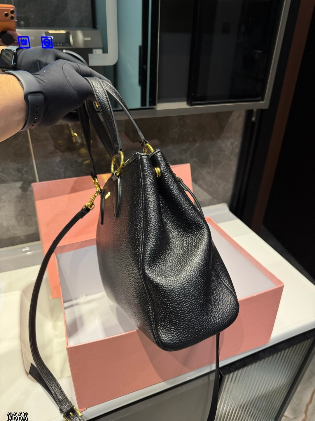 ❤️p175（礼盒包装）❤️ MiuMiu期待已久的2025.秀款 中古包.快来围观吧 2025.春夏系列包包简洁利落的设计凸显功能性 实用主义柔软舒服的触感彰显 MiuMiu 女性愈加自信，务实，前卫和酷炫的态度 尺寸：33*6*25cm