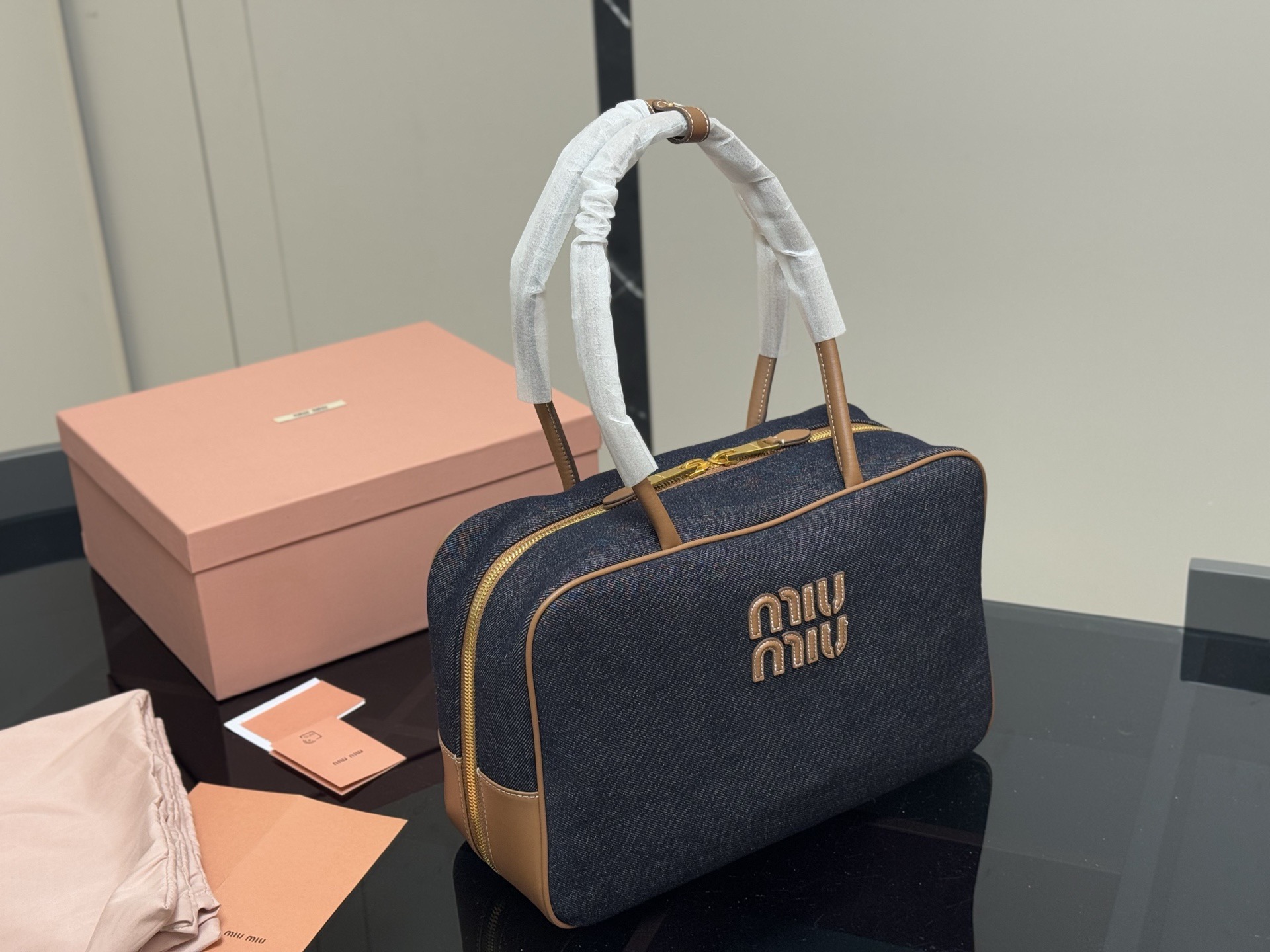 &yen;195 无盒 size：35*22cm miumiu保龄球/公文包/ Miu又来抢钱了新款帆布公文包 来咯 ！ 背起来都很nice 哦 可手拎也可斜挎！ 出场就是miumiu小公主！