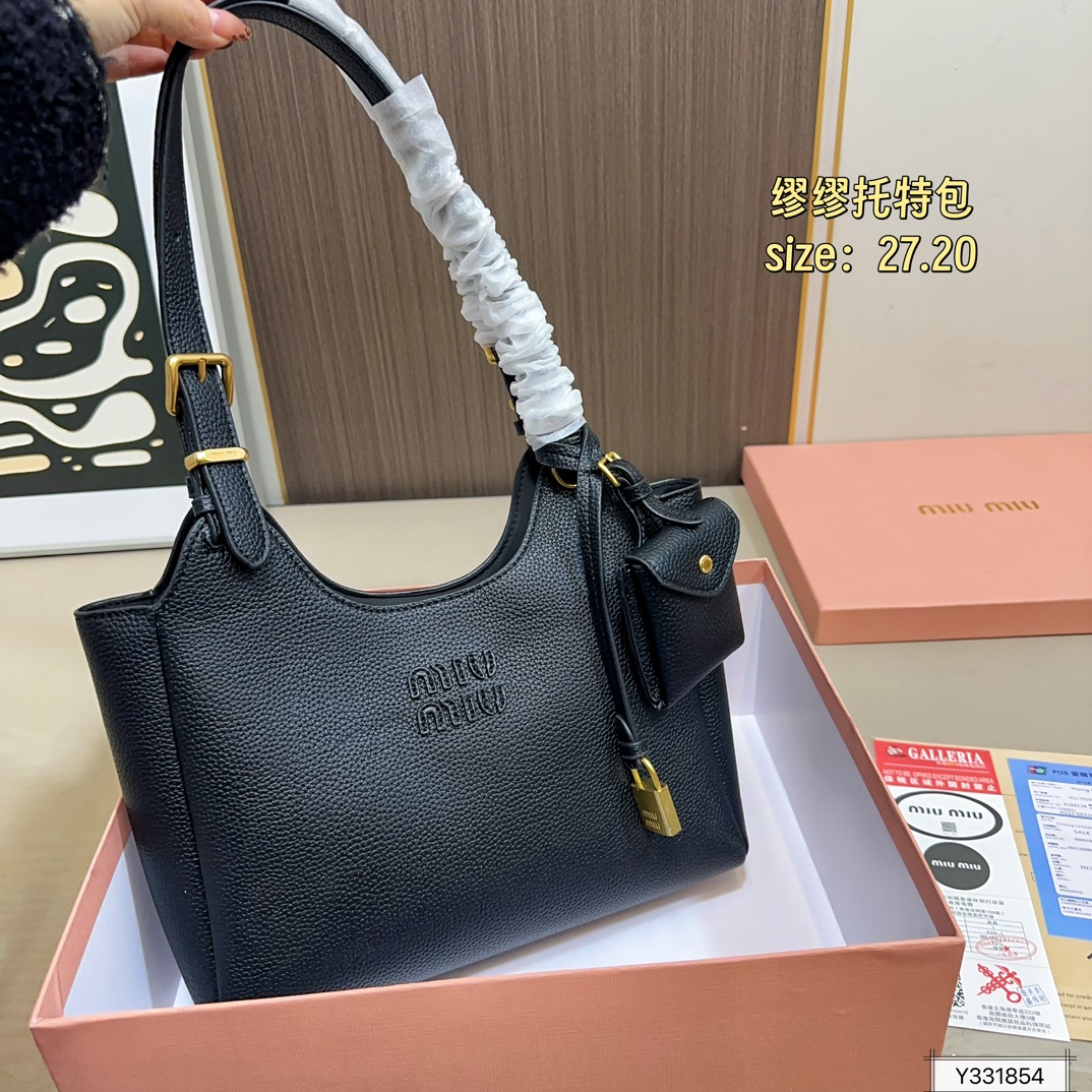 💰170 .配礼盒🎁. 缪缪MIUMIU 秋冬新款托特包 最火得miumiu 女孩.. 甜度刚刚好 很难不爱的 散发着复古的气息 背上它不仅是公主也是女王 小小的身体大大的容量 特别能装💯 尺寸：27.20
