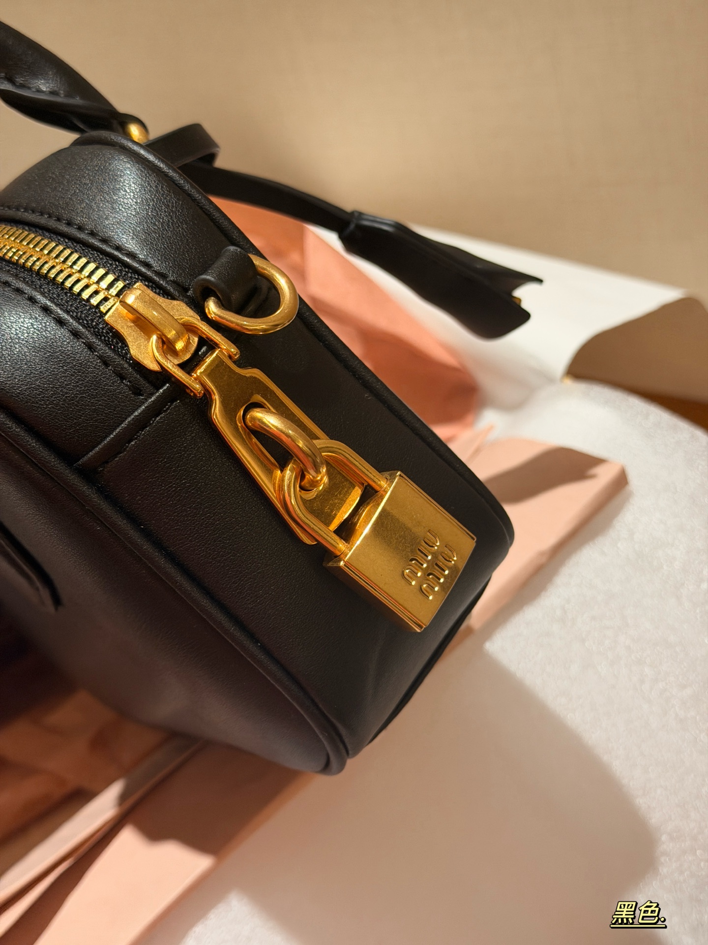 💰190 升级版配盒 size：20*14cm miumiu保龄球/公文包/小方胖子 不要太高级，很高级~ 很难不爱啊啊！ 可手拎也可斜挎 绝对不是小废包哦!容量足足的~~ 出场就是miumiu小公主