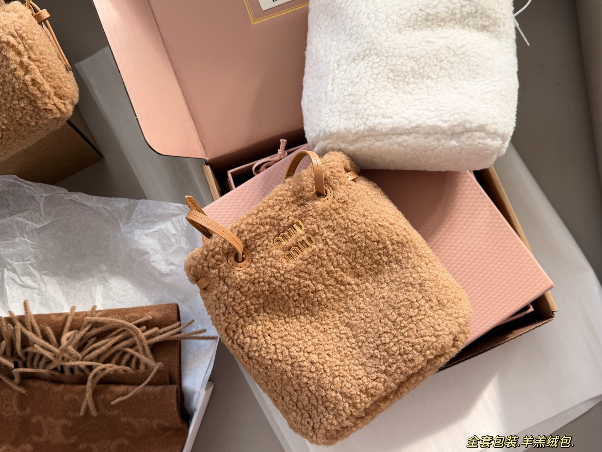 💰195 全套包装 size：18*17cm miumiu的小福袋 羊羔绒包 性价比也太高了！ 质感超软糯 节日氛围感满满秋冬季的独乐乐