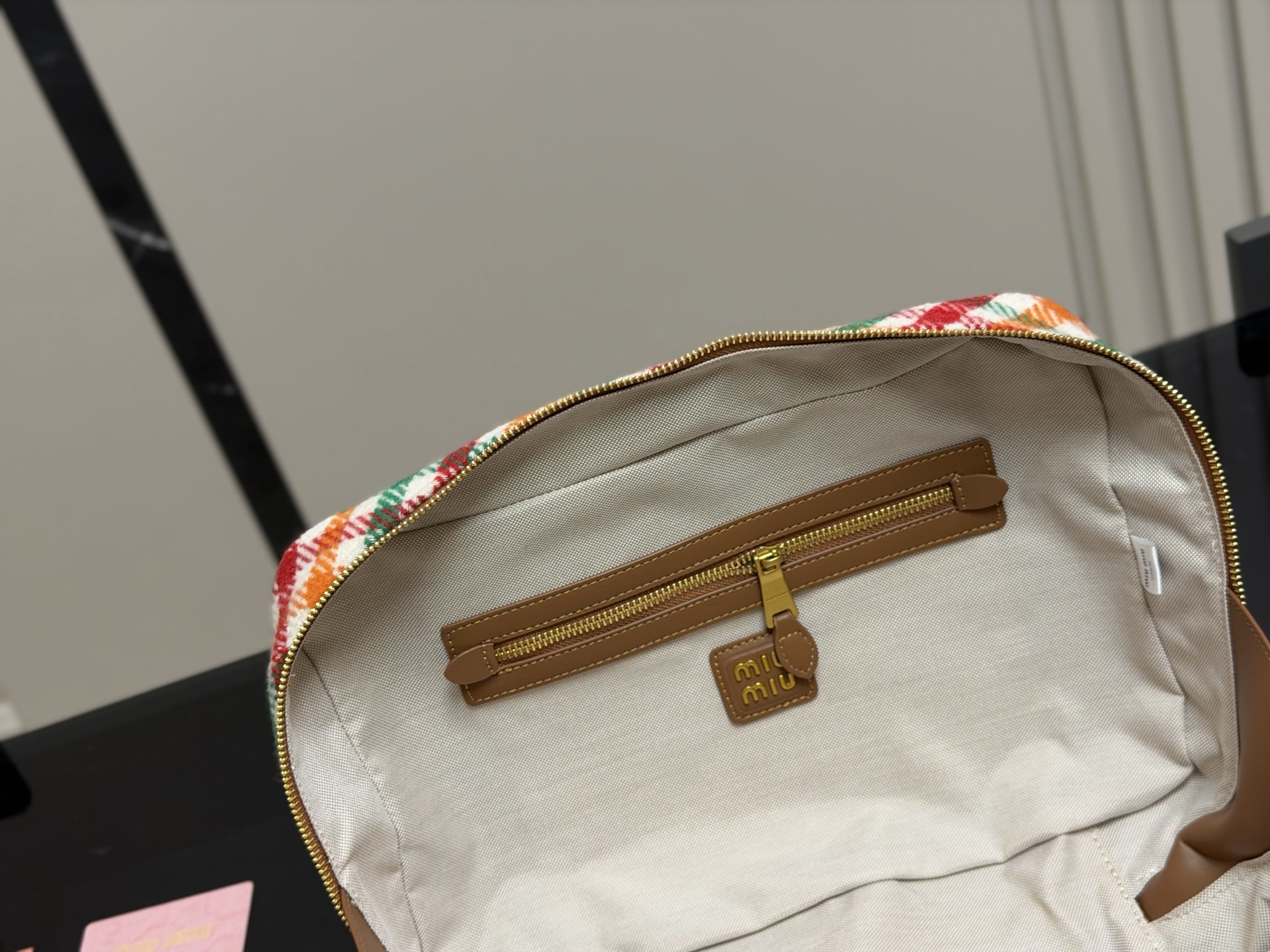 &yen;170 无盒 size：35*22cm miumiu保龄球/公文包/ 采用小牛皮 皮质光滑细腻柔软， 棉质缎面衬里。 背起来都很nice 哦 可手拎也可斜挎！ 出场就是miumiu小公主！