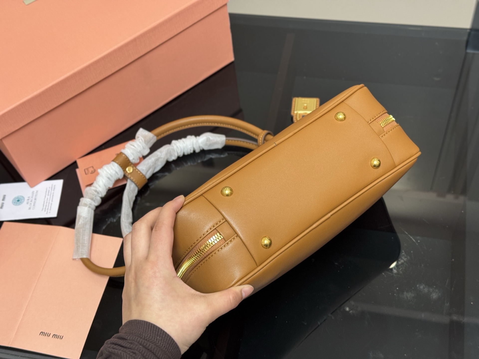 ¥215 升级版配盒 size:28*13cm miumiu保龄球/公文包/ 包包甜度刚好! 很难不爱啊啊! 可手拎也可斜挎 绝对不是小废包哦!容量足足的~~ 出场就是miumiu小公主!