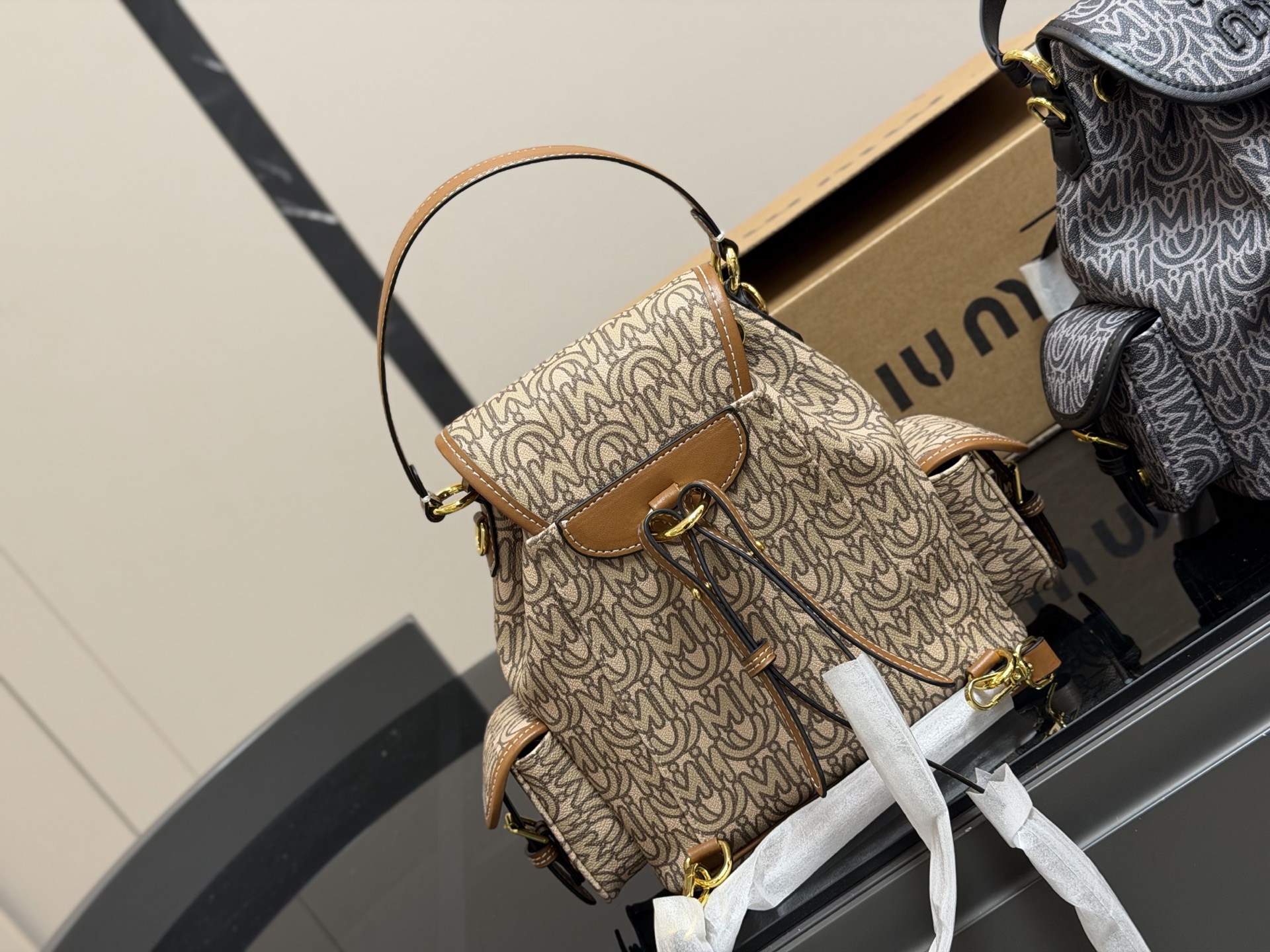 &yen;230 配盒 size：21.23cm 又一季特别美丽的Miu Miu miumiu ss25 双肩包 少女心与摩登格调的碰撞 轻松拿捏时髦 轻便能装，质感绝绝子，miumiu的少女感+酷感完美结合~