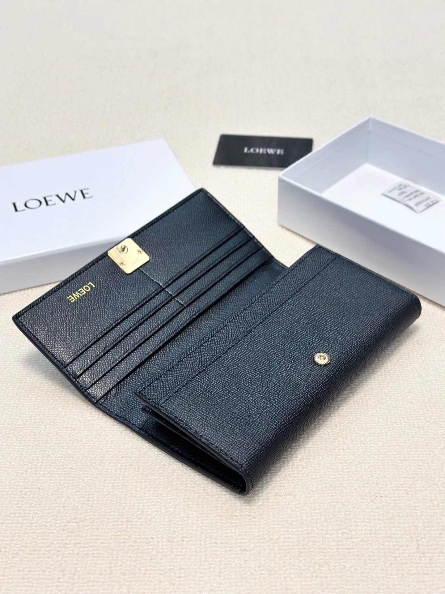 P95🎀🎀颜色 黑 粉 土黄🎀尺寸 19x10🎀罗意威爆款牛皮长款钱包🔥款式经典做工精细耐磨耐用手感极佳❤️