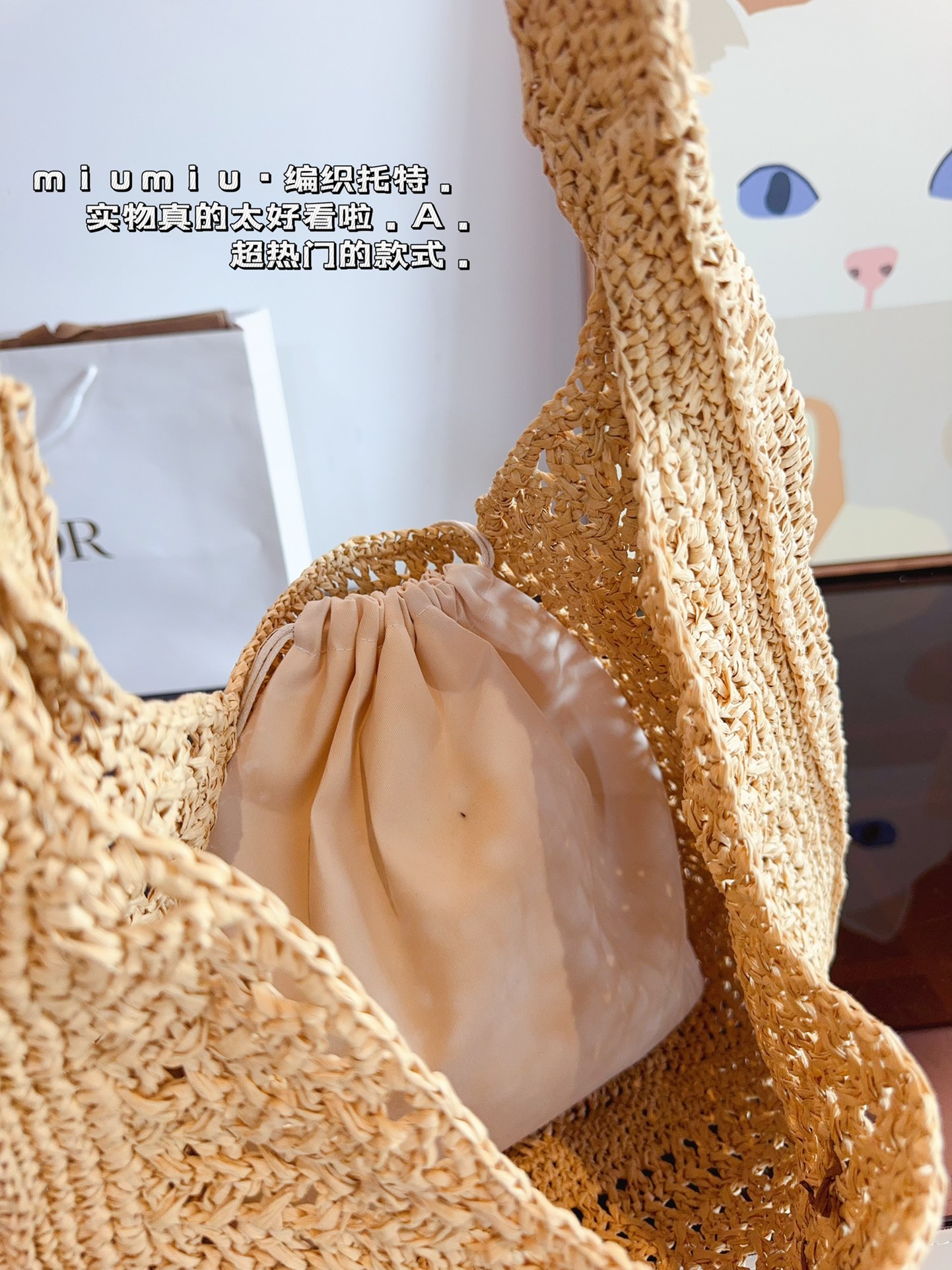 p160 miumiu 草编单肩包. 草编包的趋势再度袭卷而来，轻松成为本季新 宠！不论日常出游或是假日逛街，出镜率超高的包 款总让人联想到温暖的季节和愜意海滩时光。由拉 菲草编织而成，质地清新自然，从视觉到触感都自带夏日风情，为结构感鲜明的包款注入优雅精髓。尺寸：36*32cm