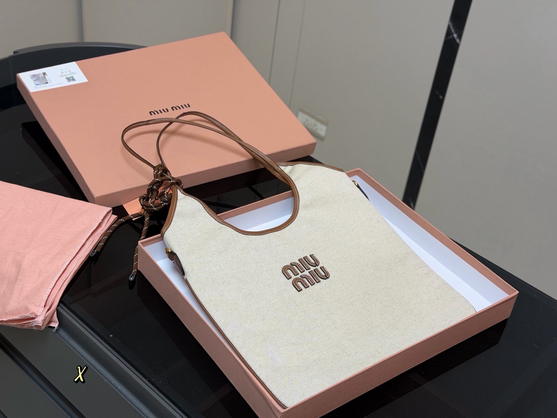 &yen;175 全套包装 size：35*34cm miumiu新款托特tote 今年的风刮的太猛了 老多爆款了！ 这款的版型也太好看了吧！ miumiu准备承包我的夏天吗