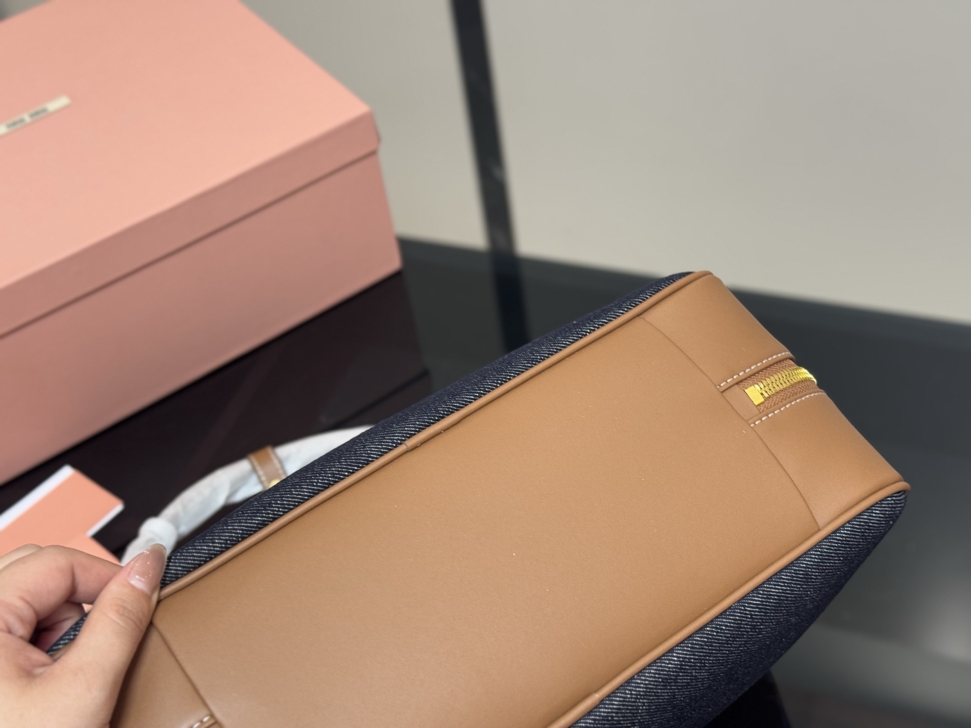 &yen;195 无盒 size：35*22cm miumiu保龄球/公文包/ Miu又来抢钱了新款帆布公文包 来咯 ！ 背起来都很nice 哦 可手拎也可斜挎！ 出场就是miumiu小公主！