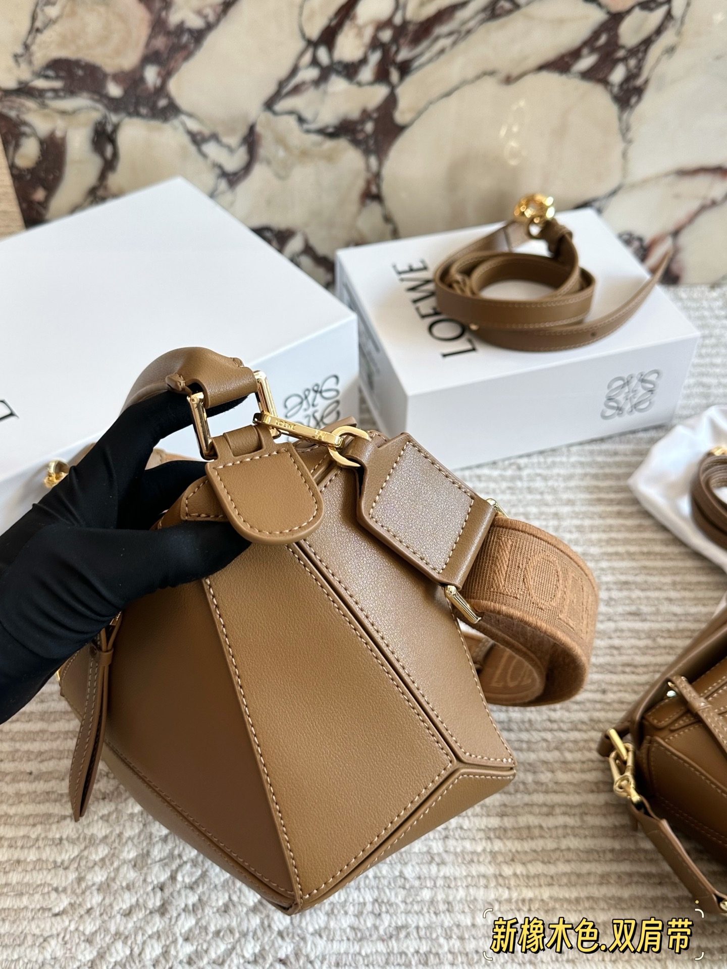 💰 260、💰230 配盒（双肩带） 尺寸：24*15cm（大） 18*10cm（迷你） loewe 几何包puzzle 真心是不能错过的， ⚠️牛皮品质🐂！ 完全hold住！ 罗意威|一根完美的肩带