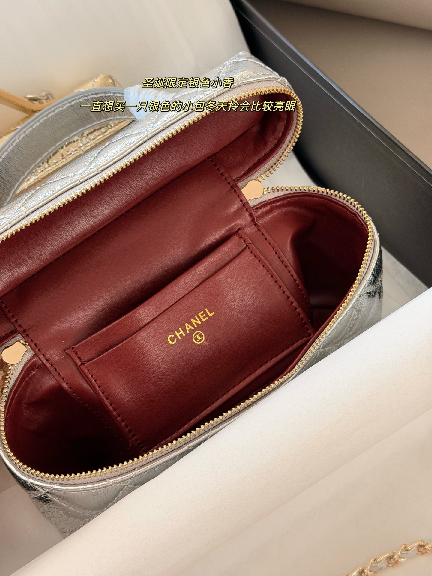 💰210 无盒 blingbling size：20（底宽）*12cm（高） 小香家 饭盒包 Lp Chanel26X圣诞限定银色 很有节日氛围感的银色 内里是红色皮质内里 很有质感! 整个包包手感也特别好! 可以手拿可以肩背链条长度刚刚好 搭配性也很强#