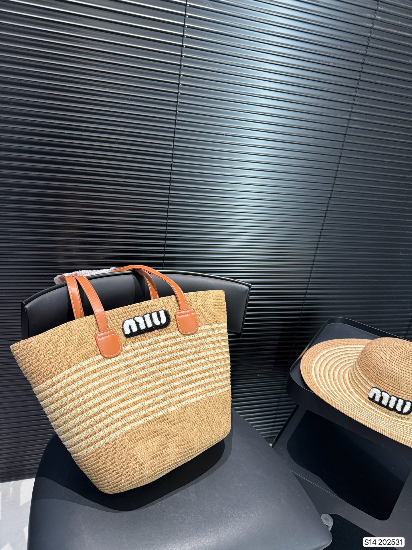 P120 缪缪miumiu 编织包➕编织帽组合 夏季新款草编包Basket Bag 菜篮子 编织拼皮购物袋沙滩🏖️度假⛱️手提包。尺寸26 29 货号202531