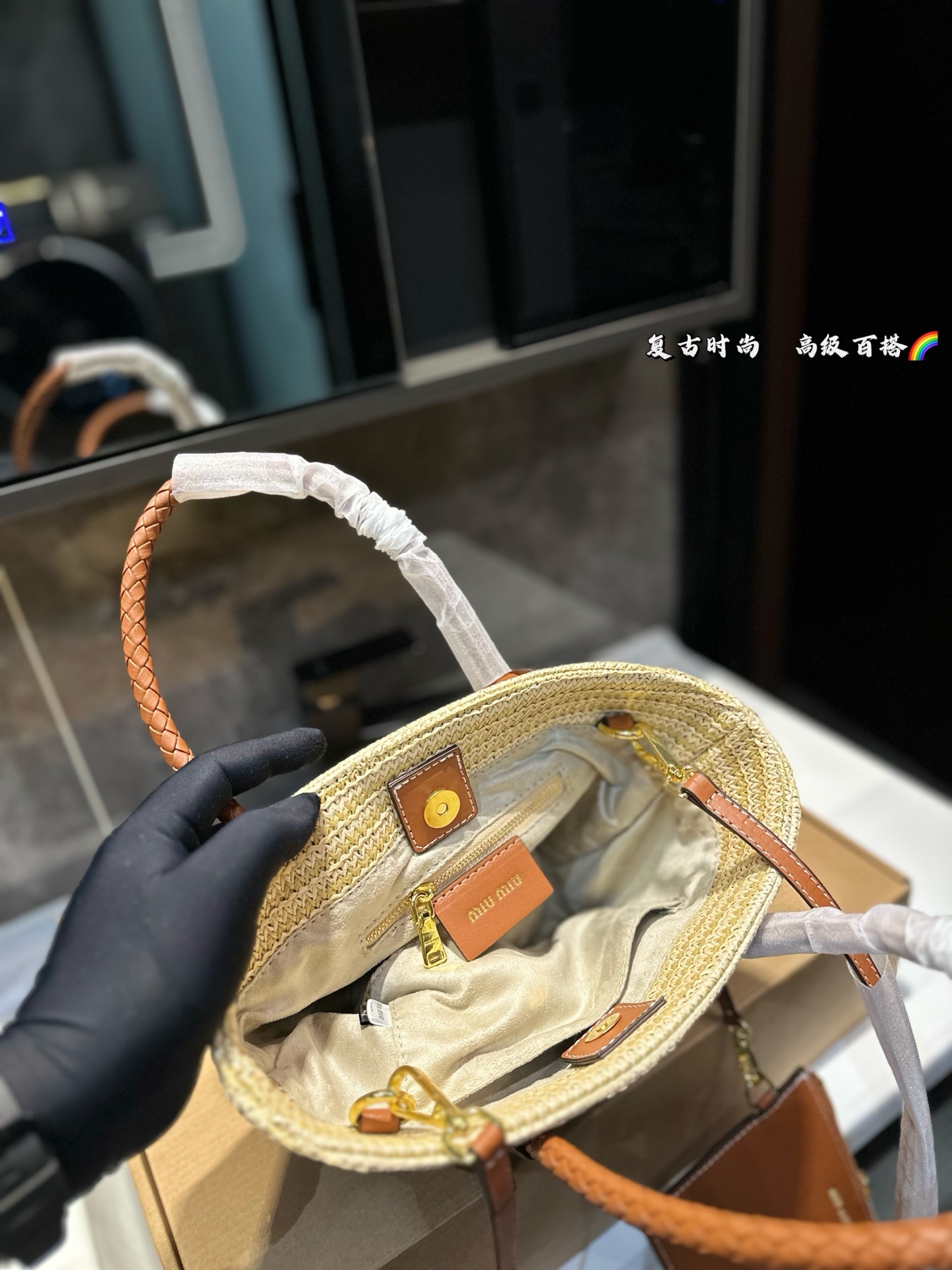 ❤️P145P135（礼盒包装）❤️ 缪缪MIUMIU 编织托特包 限定款hobo也太好看了 质感很高级 容量超级大也很耐用 日常出街背它回头率百分百 尺寸：大号24 26 小号16 18