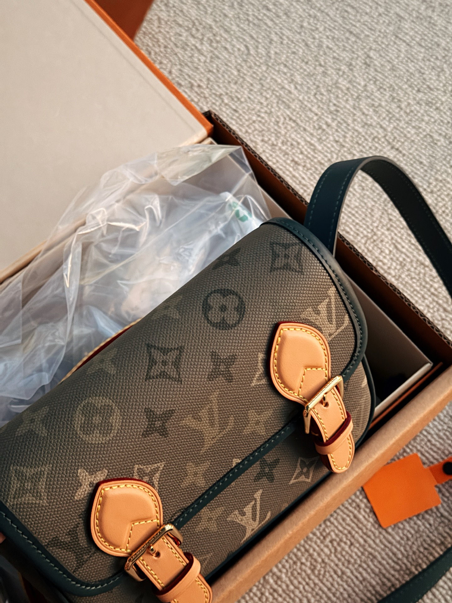 💰200 配盒 全钢五金 size：20*14cm L家 邮差包男包新品！ 新款的 绿色Satchel小邮差包 不大不小容量还十分可观!!!自带复古学院气息!很有vintage的感觉!九月份新款买它就够了!!!!