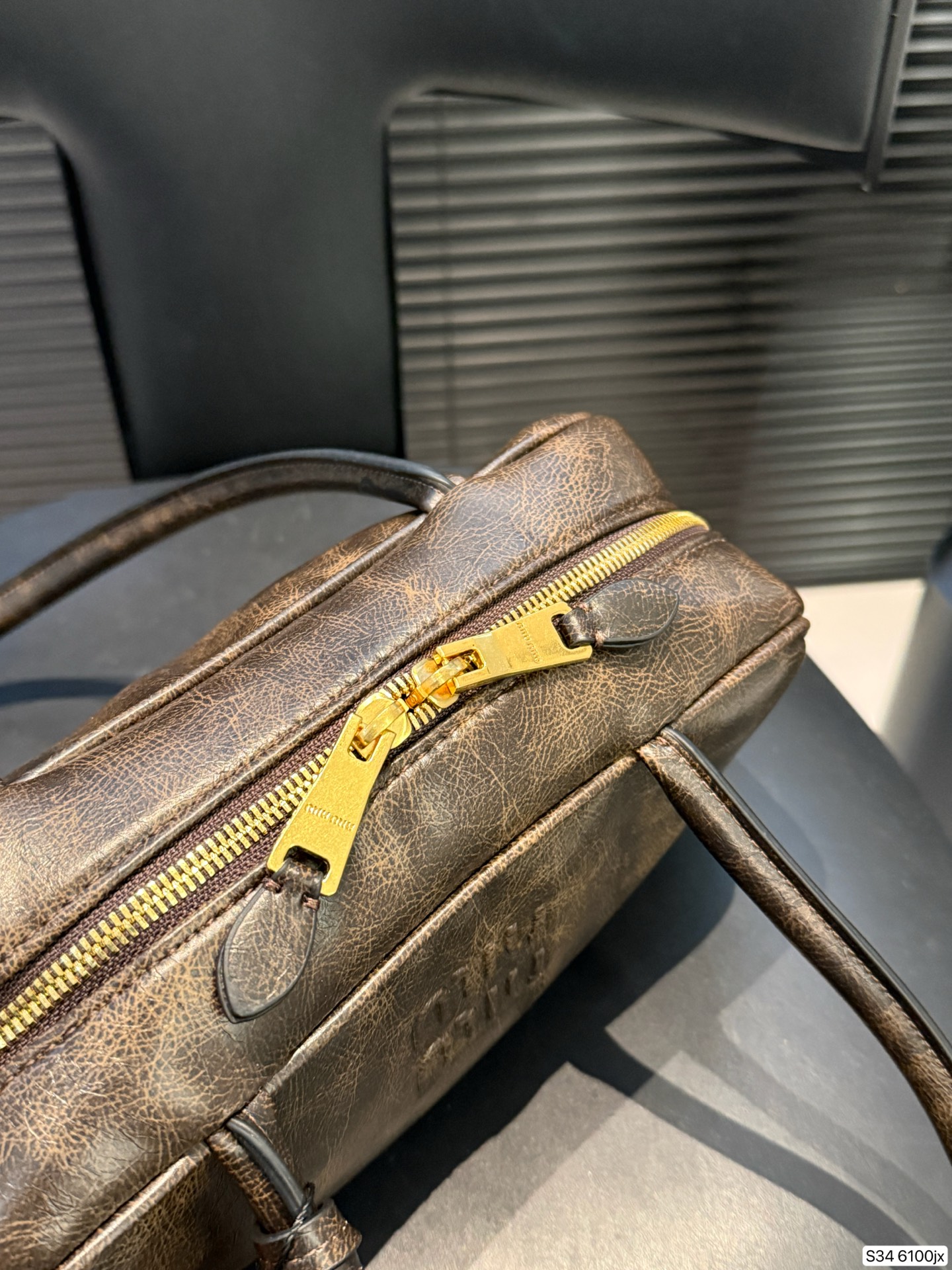 P220 缪缪MIUMIU 保龄球手提包 轻轻松松高级感 包包手感巨好容量也很不赖 简单却又不失华丽 不要觉得会炸眼太高调了什么的 根本不会！ 在你的精简穿搭上简直就是点睛之笔 尺寸：27 12 货号6100