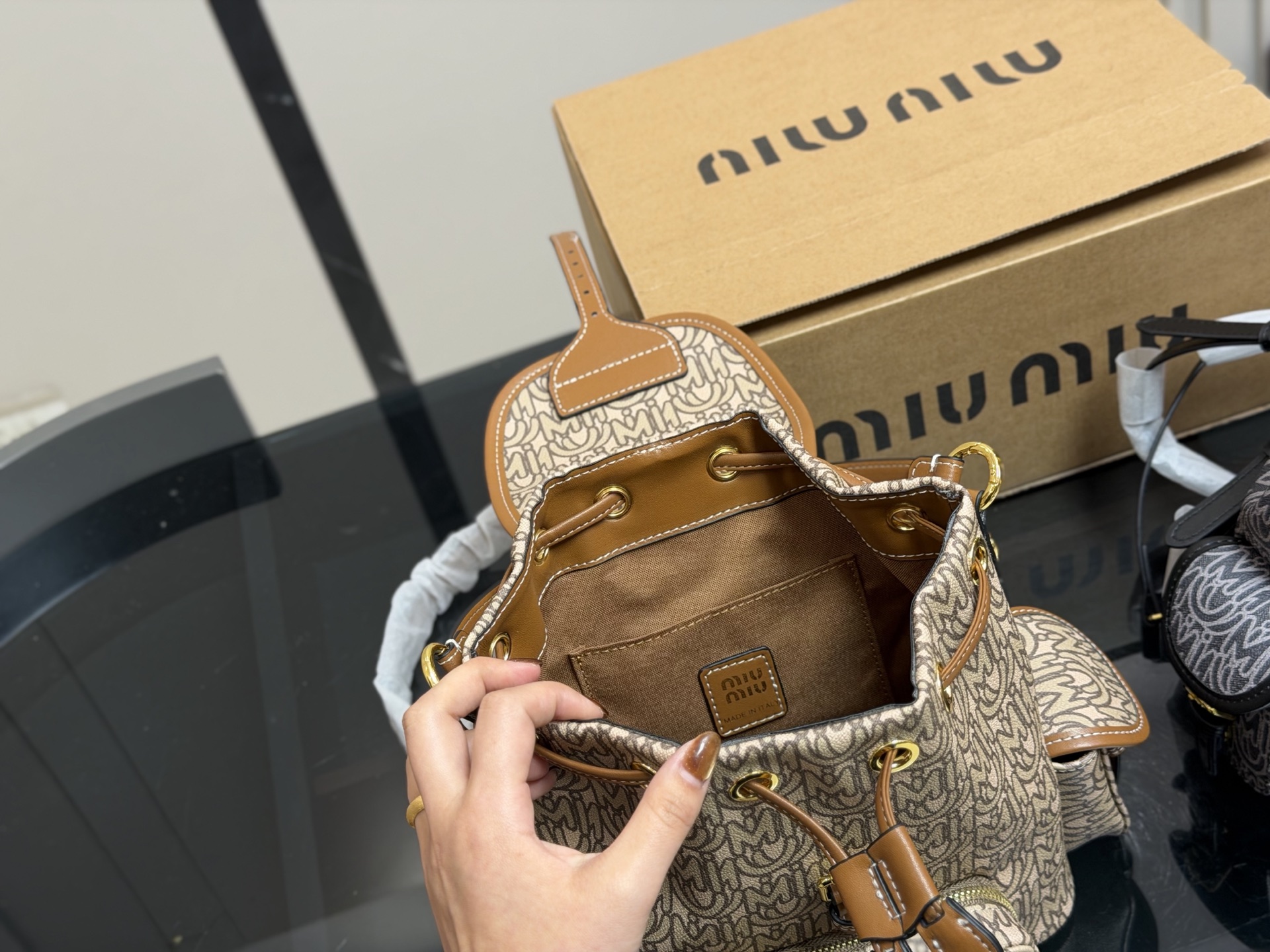 &yen;230 配盒 size：21.23cm 又一季特别美丽的Miu Miu miumiu ss25 双肩包 少女心与摩登格调的碰撞 轻松拿捏时髦 轻便能装，质感绝绝子，miumiu的少女感+酷感完美结合~