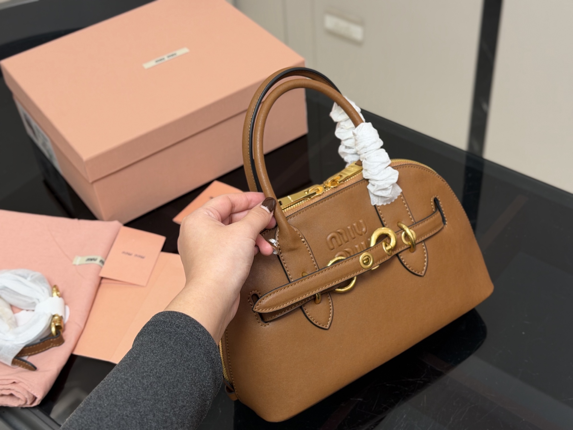 &yen;230 配盒 size：28*16cm miumiu 贝壳包包， 特别喜欢这个的设计！ miumiu的坑真的好仙女好好看！ 真的很有质感！ 可斜挎可手拿可单肩， 日常约会出行简单好搭配。