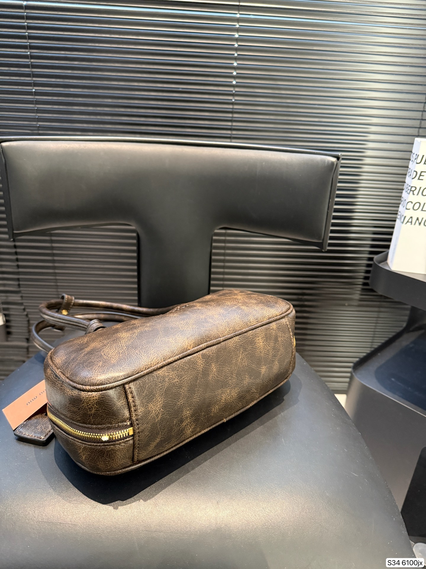 P220 缪缪MIUMIU 保龄球手提包 轻轻松松高级感 包包手感巨好容量也很不赖 简单却又不失华丽 不要觉得会炸眼太高调了什么的 根本不会！ 在你的精简穿搭上简直就是点睛之笔 尺寸：27 12 货号6100