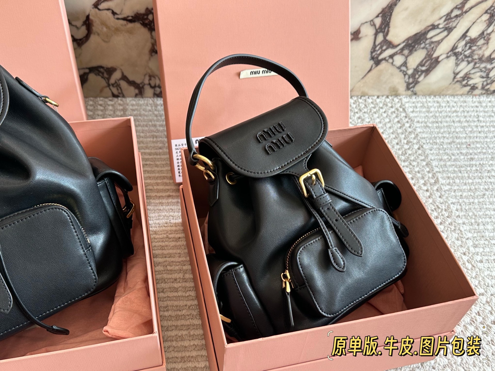 💰285、💰275 miumiu双肩包 又一季特别美丽的MiuMiu 今天去看了Miu Miu 2025春夏系列的预览。尽管上海一夜之间大幅降温,白天阳光依旧非常充沛美丽一就像一 如既往可可爱爱的Miu Miu四 所以下一季的流行风向,自然隐藏在Miu Miu 25春夏的各个角落。尺寸30*30cm/22*21cm