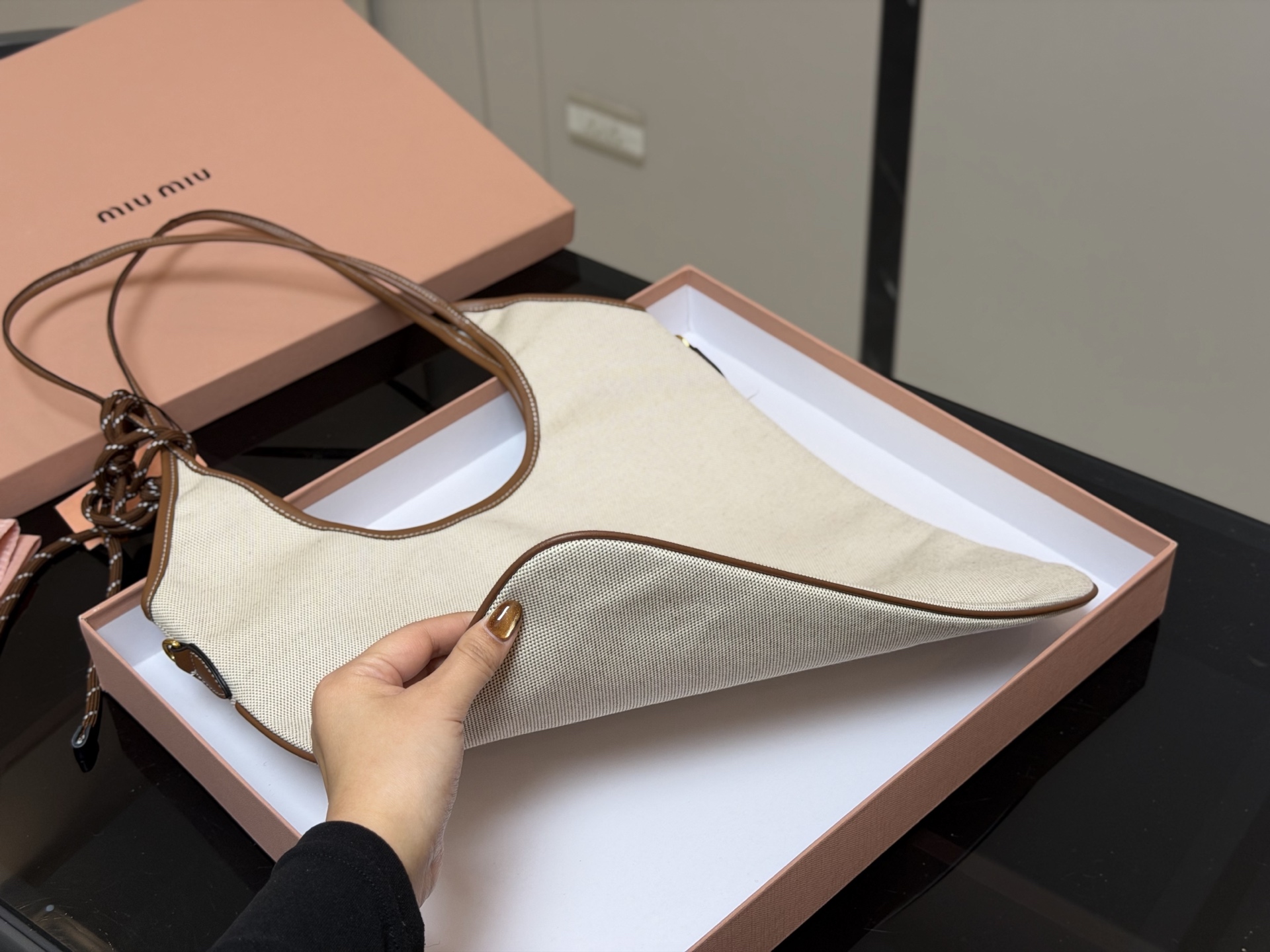 &yen;175 全套包装 size：35*34cm miumiu新款托特tote 今年的风刮的太猛了 老多爆款了！ 这款的版型也太好看了吧！ miumiu准备承包我的夏天吗