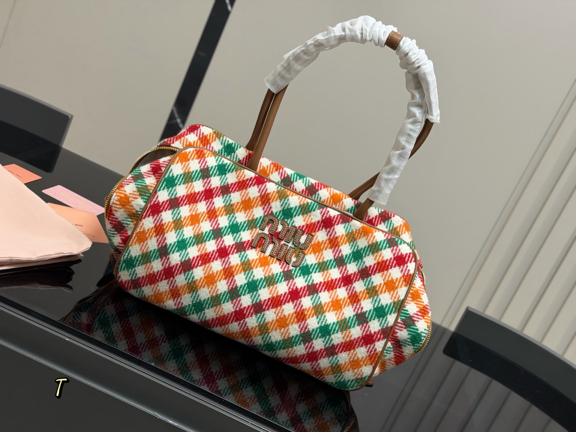 &yen;170 无盒 size：35*22cm miumiu保龄球/公文包/ 采用小牛皮 皮质光滑细腻柔软， 棉质缎面衬里。 背起来都很nice 哦 可手拎也可斜挎！ 出场就是miumiu小公主！