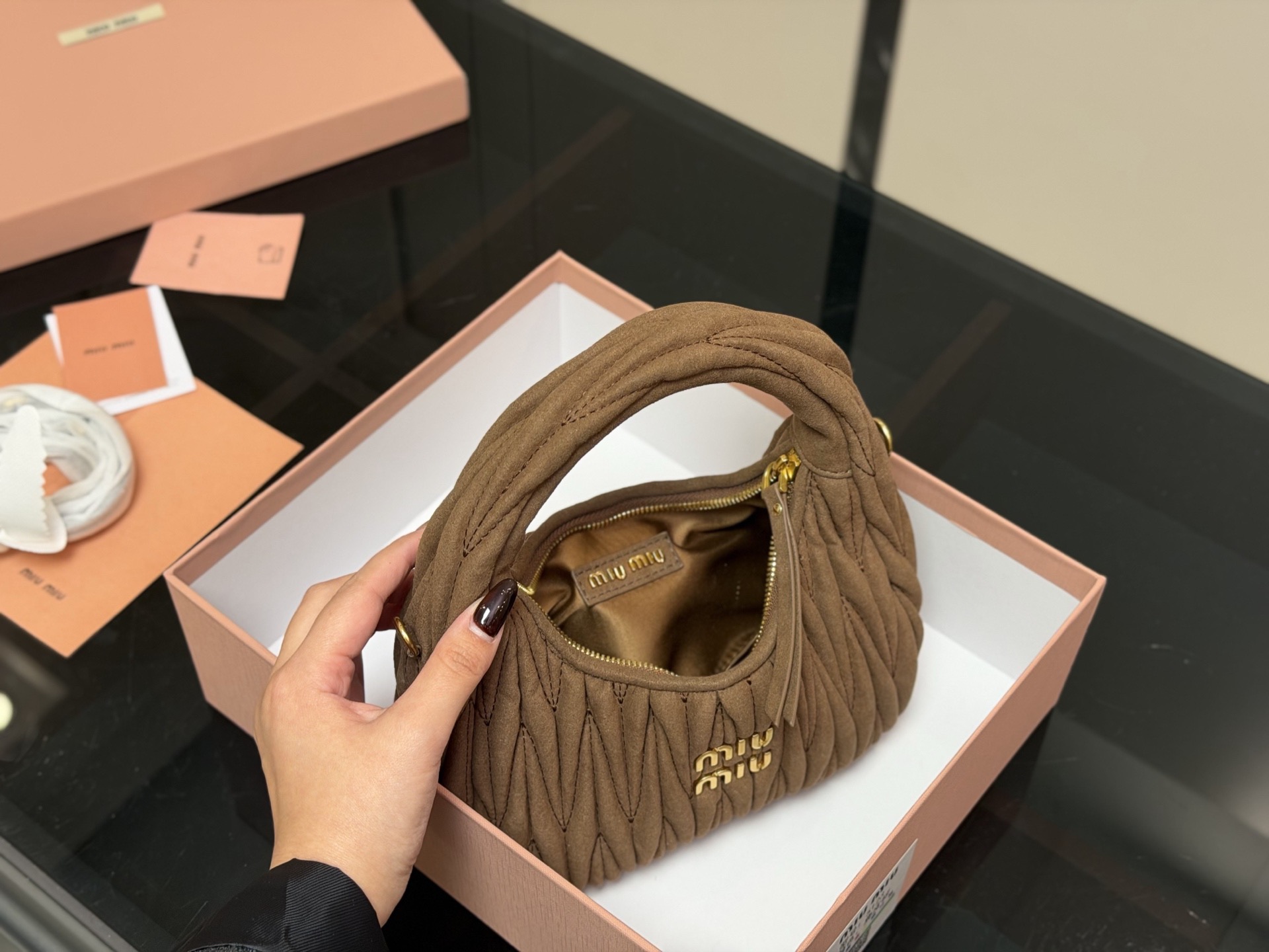 &yen;170 配盒 size：22*11cm 可盐可甜的 MiuMiu 女孩 miumiu wander包包 好搭 什么风格都能驾驭 材质很柔软 容量也非常OK 复古俏皮的hobo包型 是近期几乎天天拿出门的包包！