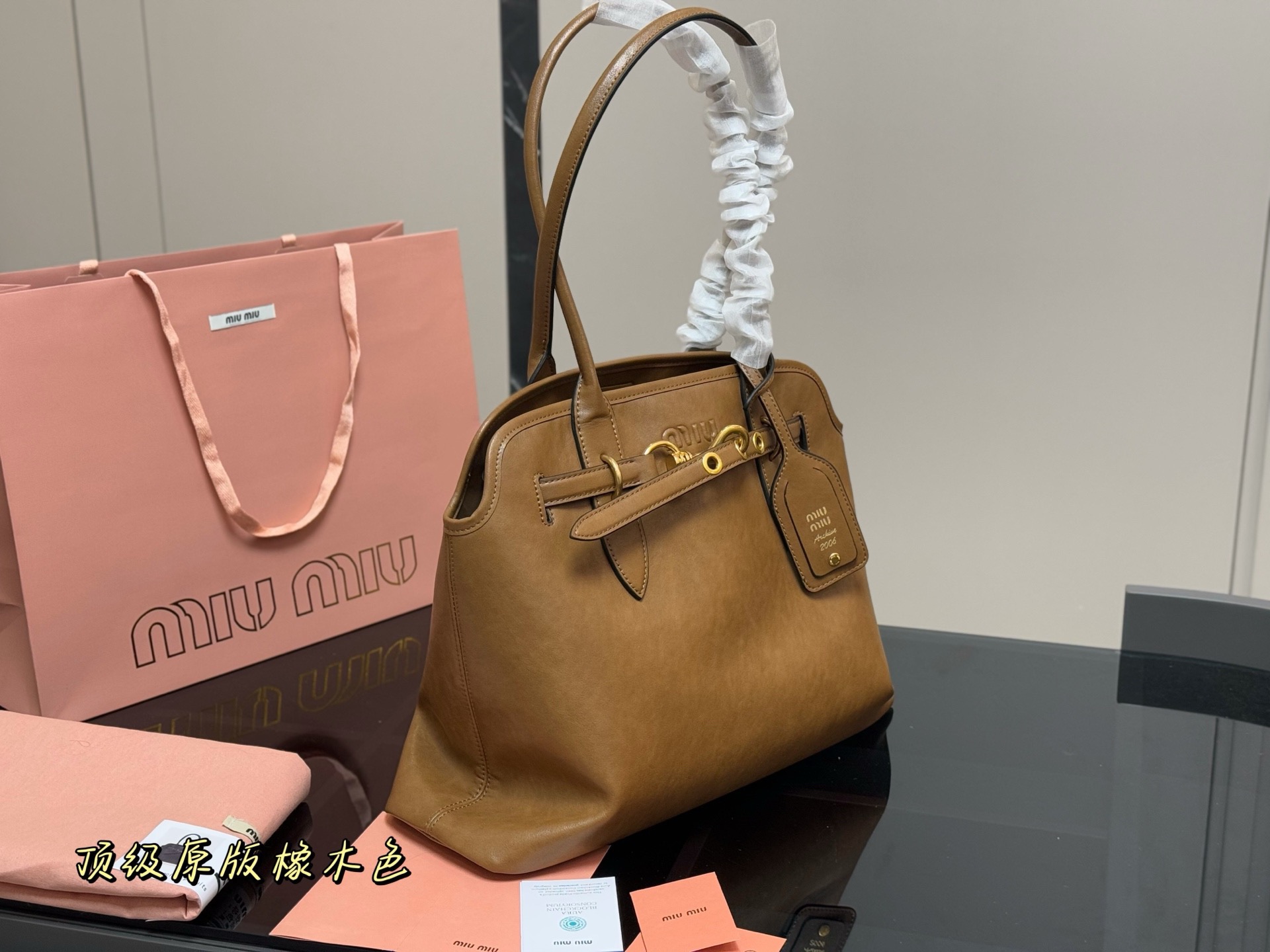 &yen;235 原版 size：41.31cm miumiu 中古托特包包， 特别喜欢这个的设计！ miumiu的坑真的好仙女好好看！ 真的很有质感！ 可斜挎可手拿可单肩， 日常约会出行简单好搭配。