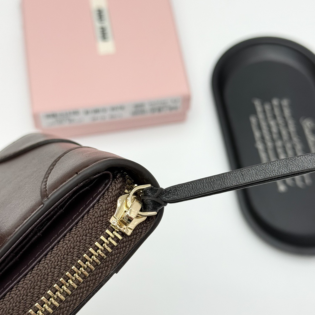 p100🎀miumiu V07🎀颜色 黑色 棕色 咖啡色🎀尺寸：10.5*10*3🎀miumiu专柜最新款火爆登场！采用头层牛皮，做工精致， 媲美专柜！多功能小钱包，超级精致时尚！