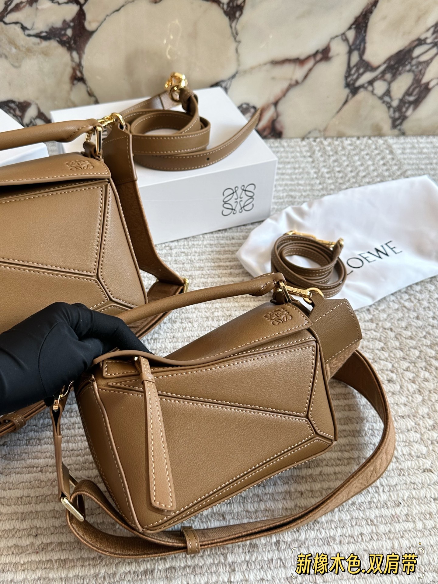 💰 260、💰230 配盒（双肩带） 尺寸：24*15cm（大） 18*10cm（迷你） loewe 几何包puzzle 真心是不能错过的， ⚠️牛皮品质🐂！ 完全hold住！ 罗意威|一根完美的肩带