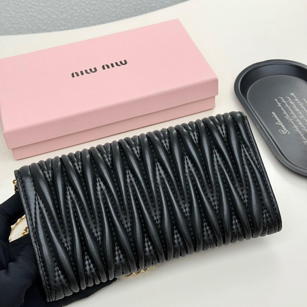p110🎀miumiu 9886🎀颜色 黑色 粉色 红色 🎀尺寸 19*10.5*3.5🎀miumiu专柜最新款！专柜爆款热力来袭，经典提花压纹设计，釆用顶级进口小羊皮，皮质细腻柔软，做工精细！