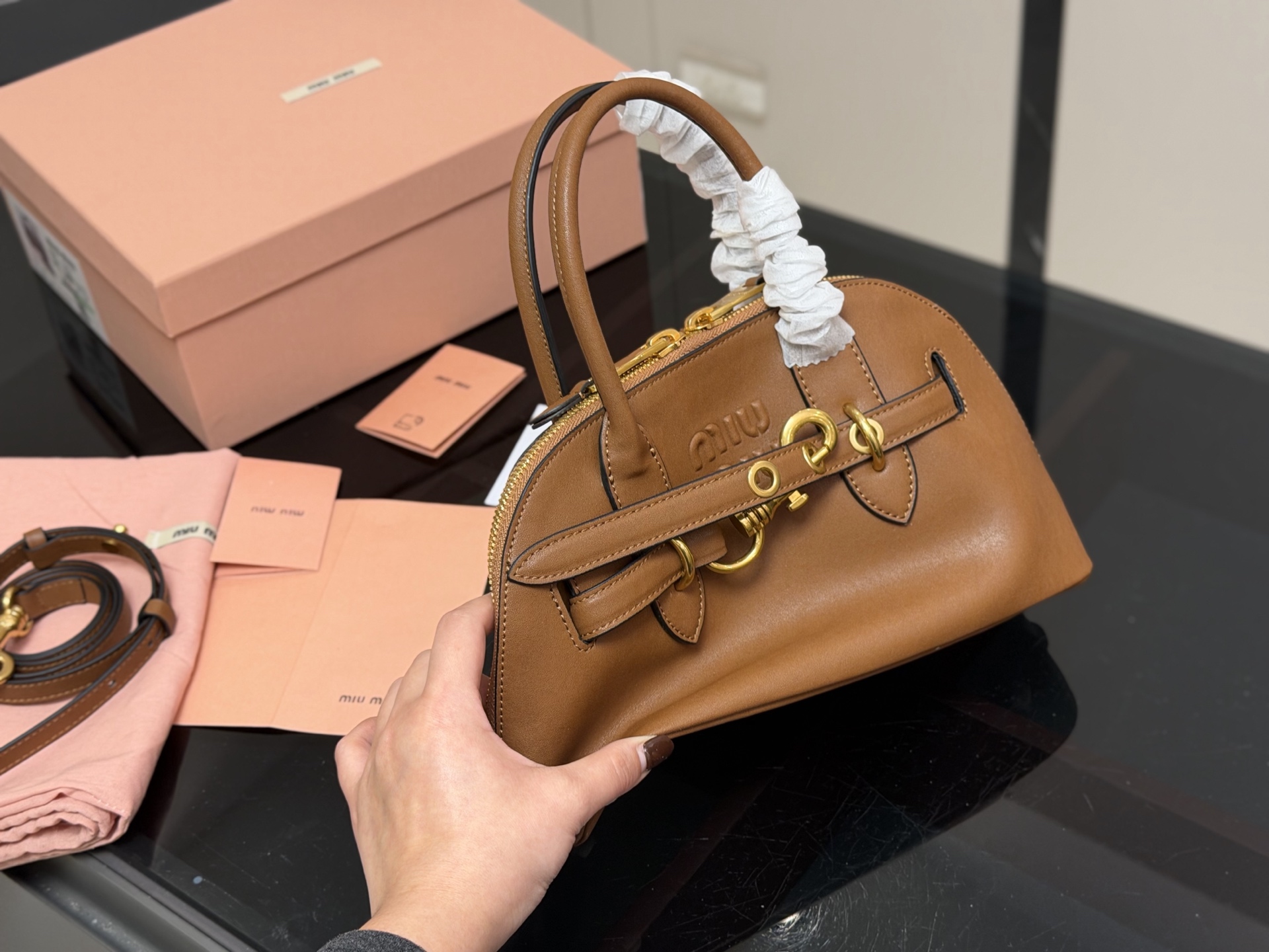 &yen;230 配盒 size：28*16cm miumiu 贝壳包包， 特别喜欢这个的设计！ miumiu的坑真的好仙女好好看！ 真的很有质感！ 可斜挎可手拿可单肩， 日常约会出行简单好搭配。