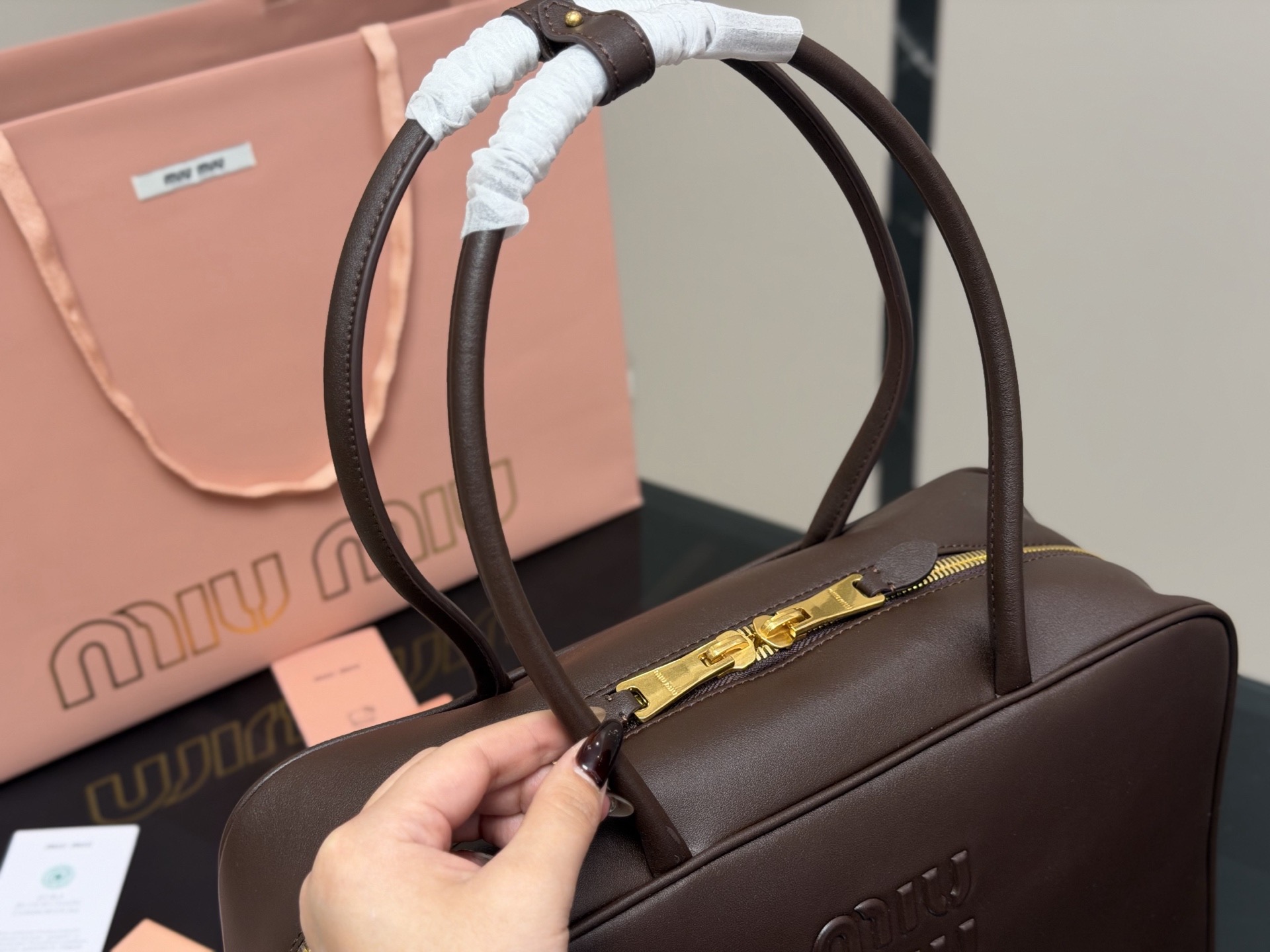 &yen;195 无盒 size：35*22cm miumiu保龄球/公文包/ 采用小牛皮 皮质光滑细腻柔软， 棉质缎面衬里。 背起来都很nice 哦 可手拎也可斜挎！ 出场就是miumiu小公主！