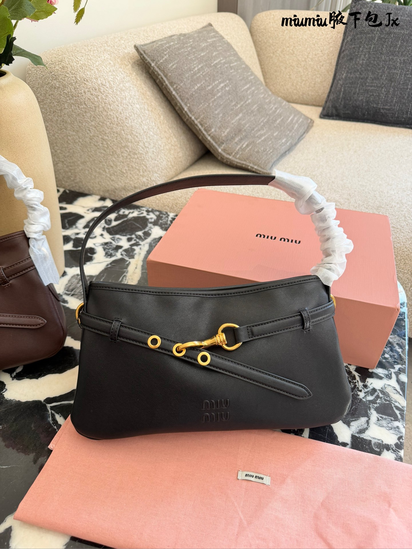 p220 缪缪miumiu新款aventure nappa腋下包 nappa 复古腋下包 又是一个爆款预测！！ 33cm配盒子